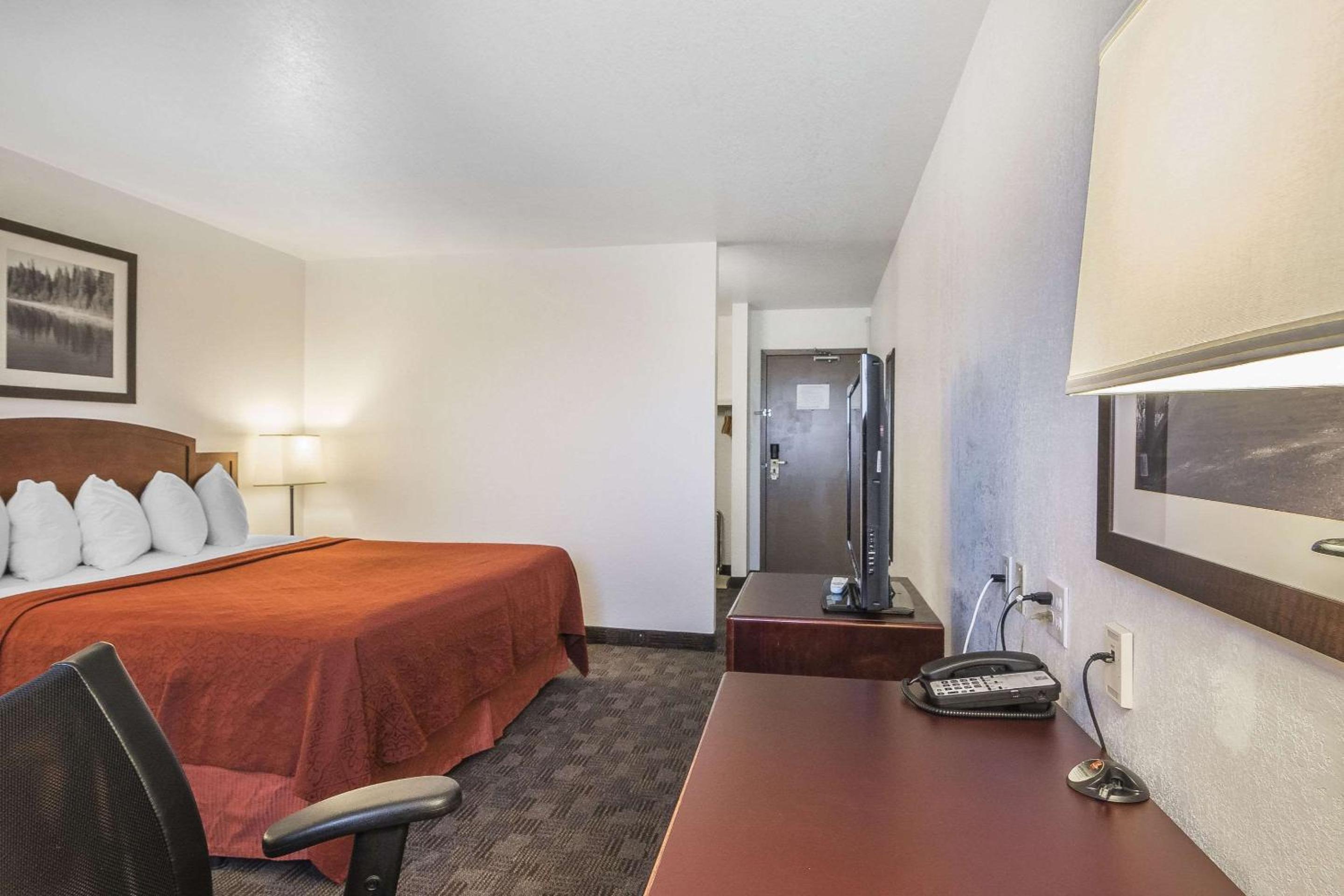 Queen Room with Two Queen Beds - Non-Smoking - Photo 1