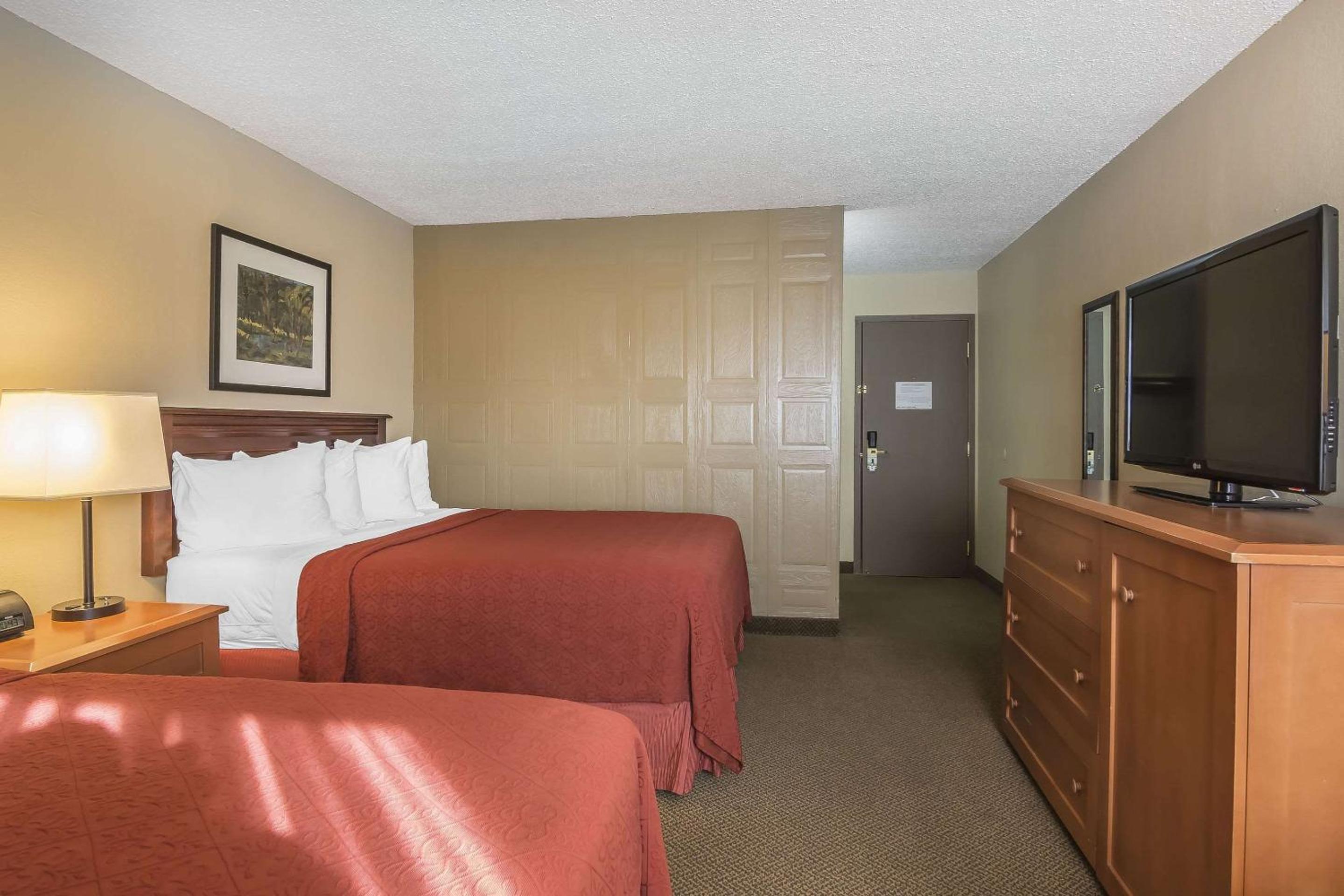 Queen Room with Two Queen Beds - Non-Smoking - Photo 3