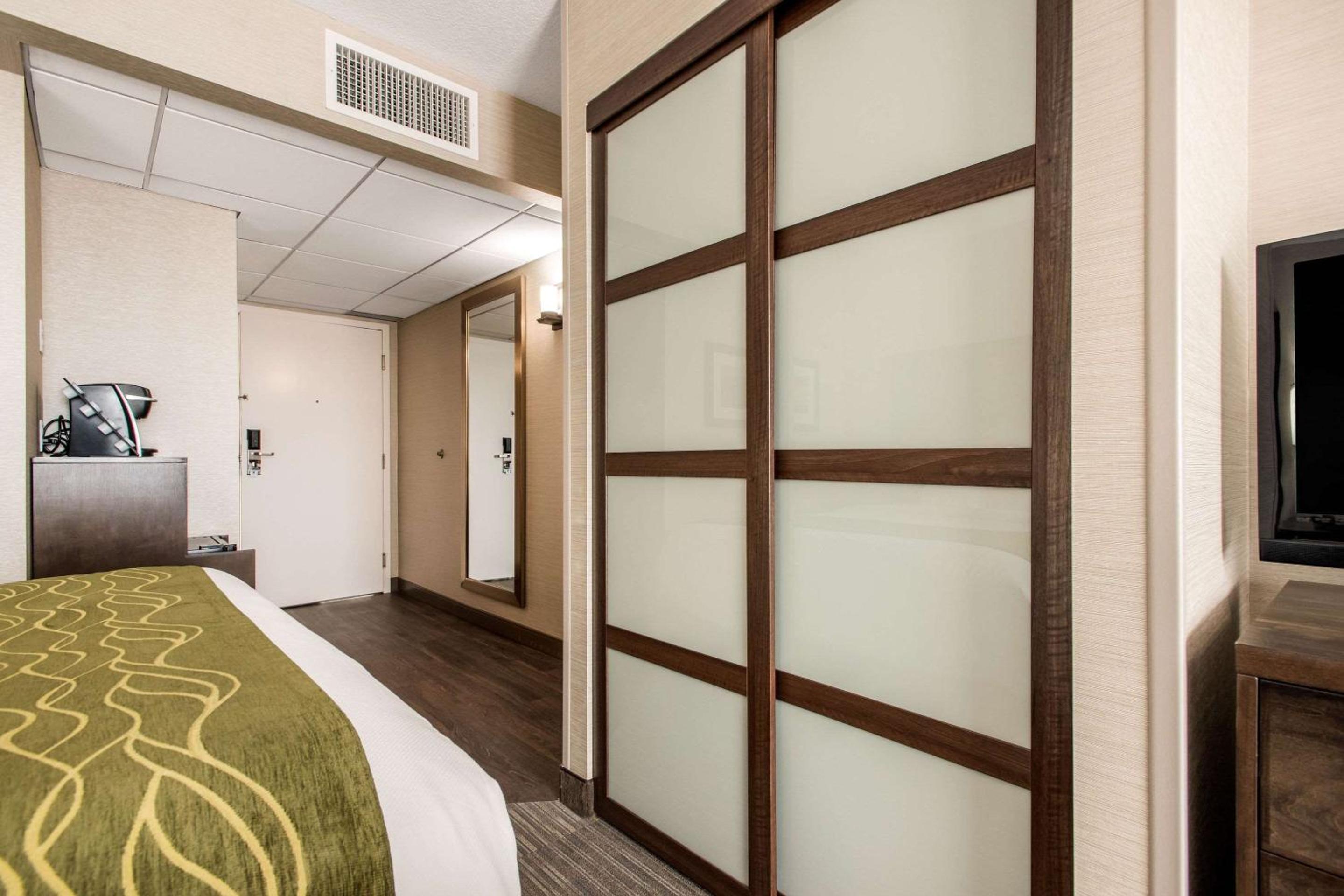 Queen Room with Two Queen Beds - Non-Smoking - Photo 2