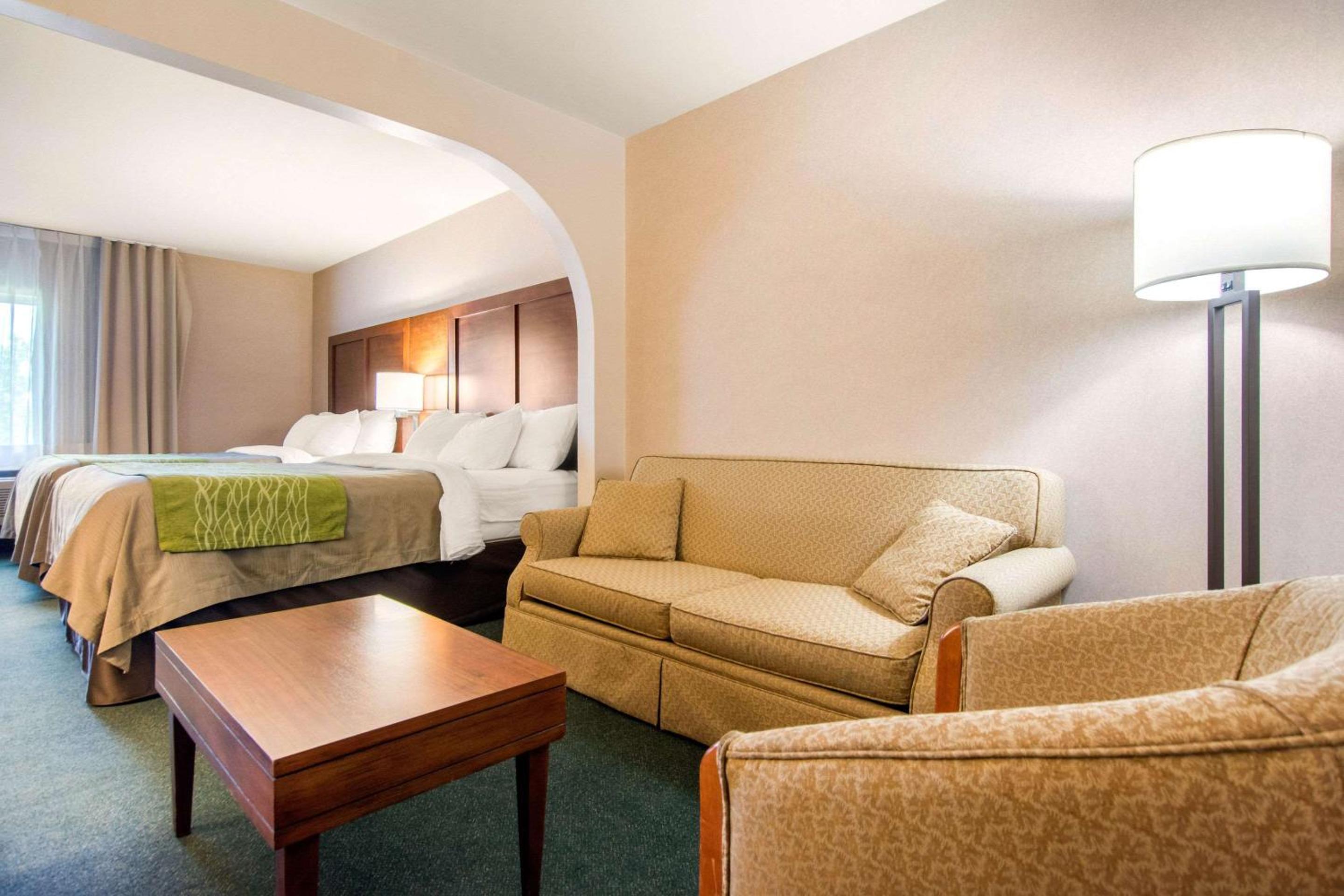 Double Queen Suite Non-Smoking - Photo 2