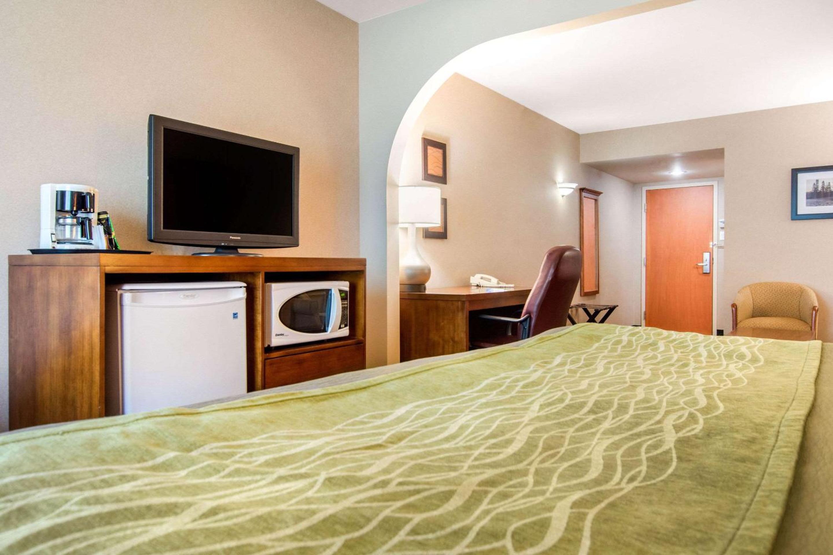 King Suite - Non-Smoking - Photo 3