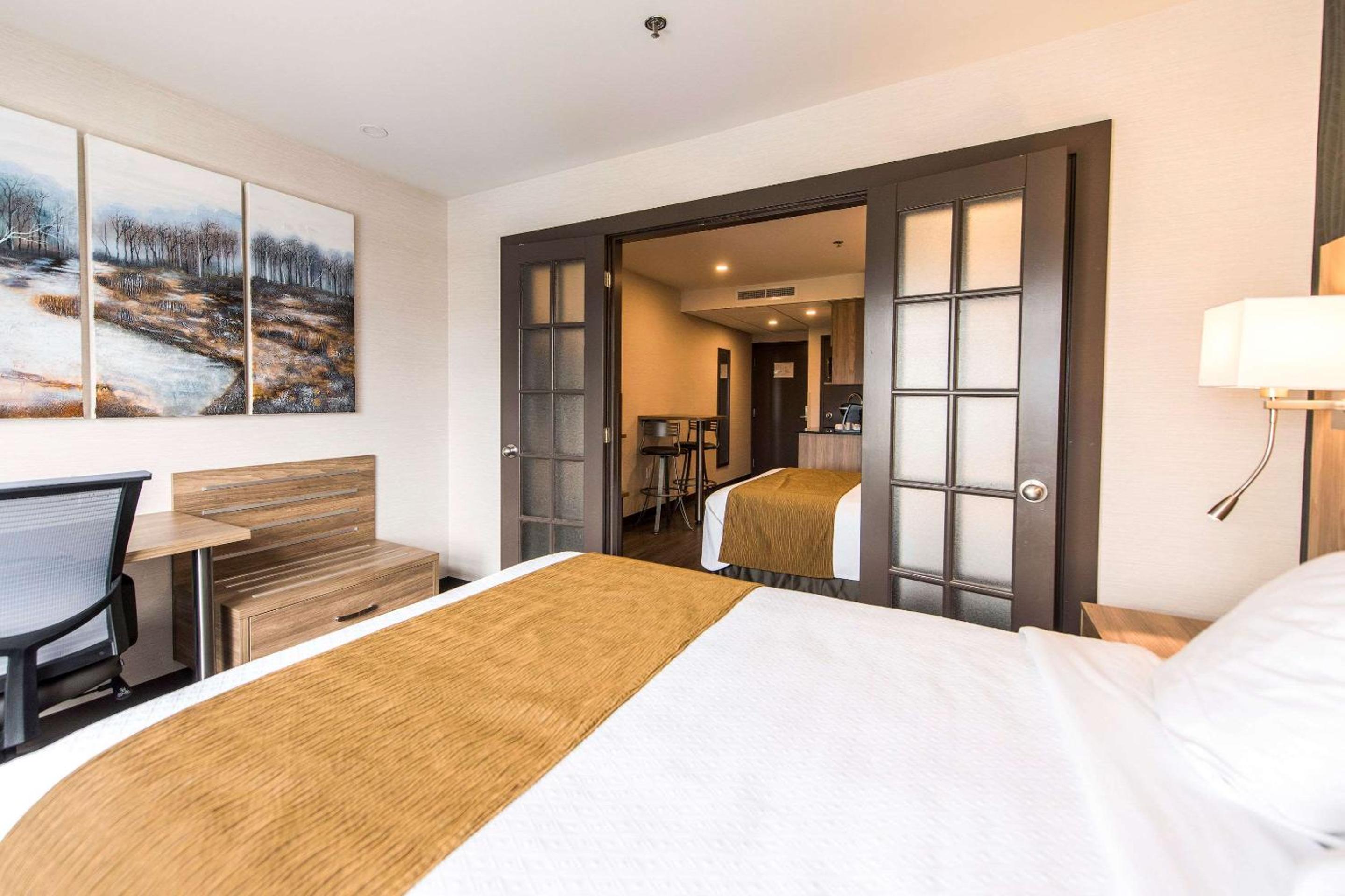 Queen Suite with Two Queen Beds - Non-Smoking photo 1