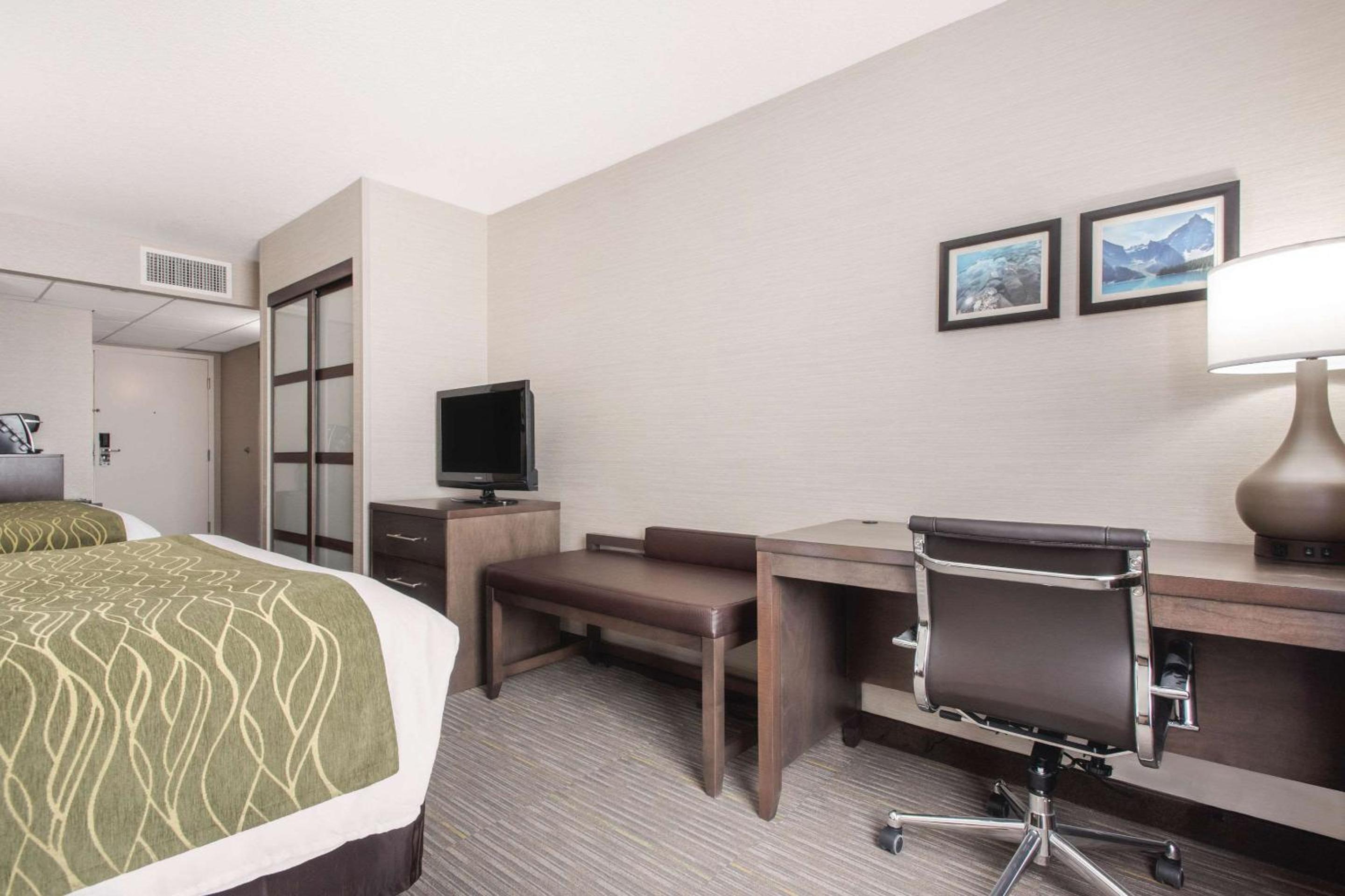 Queen Room with Two Queen Beds - Non-Smoking - Photo 4