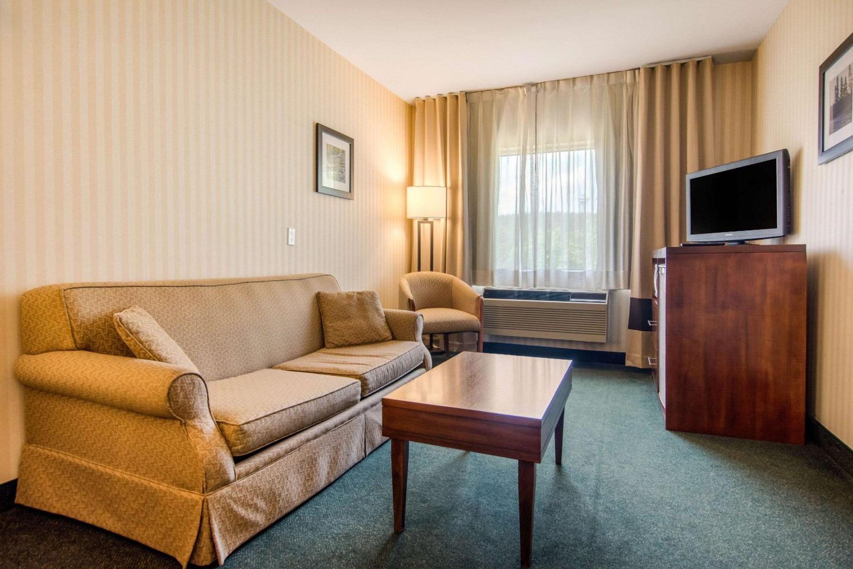 Business Queen Suite with Whirlpool and Sofa Bed - Photo 2
