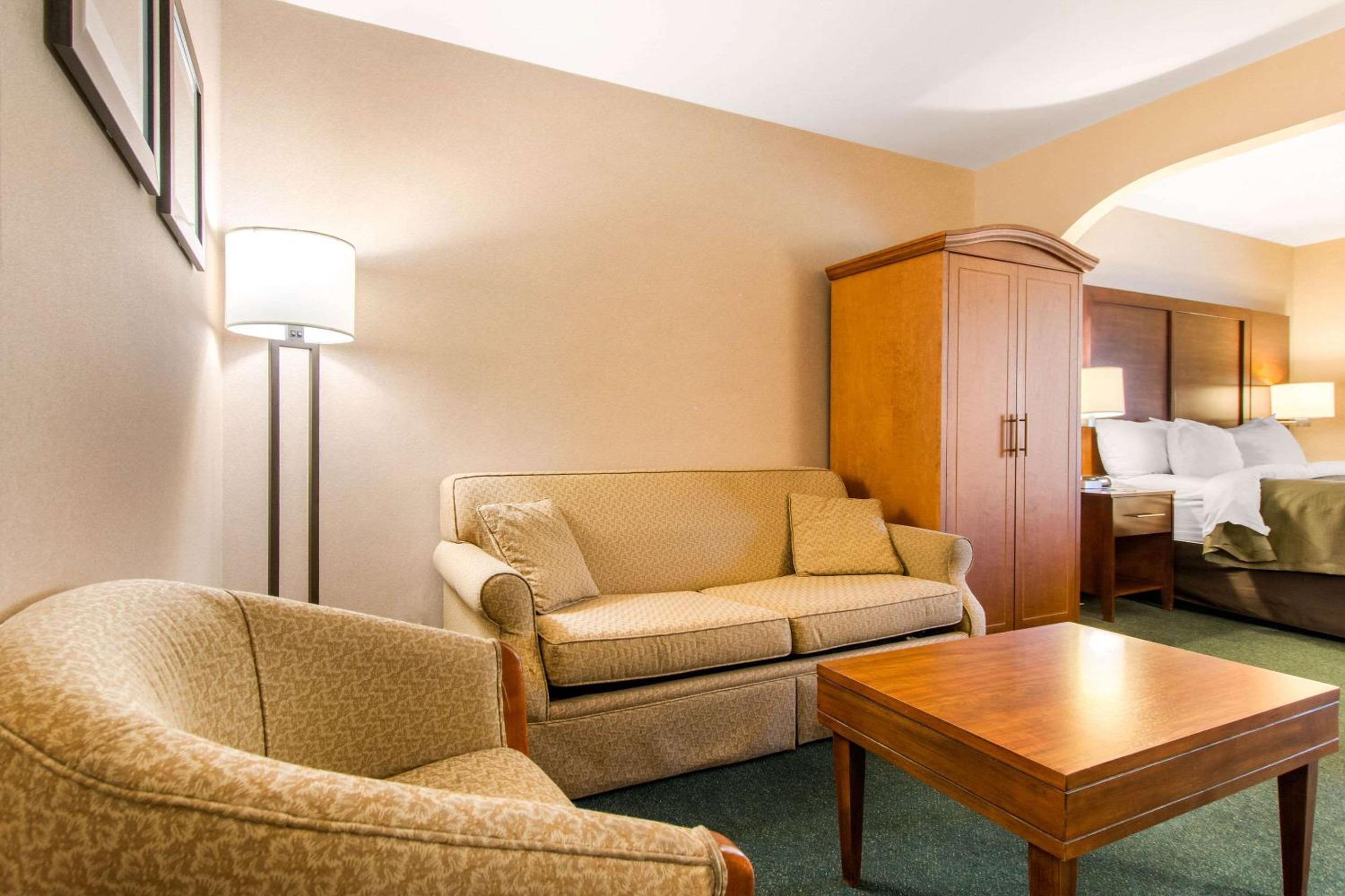 King Suite - Non-Smoking - Photo 5