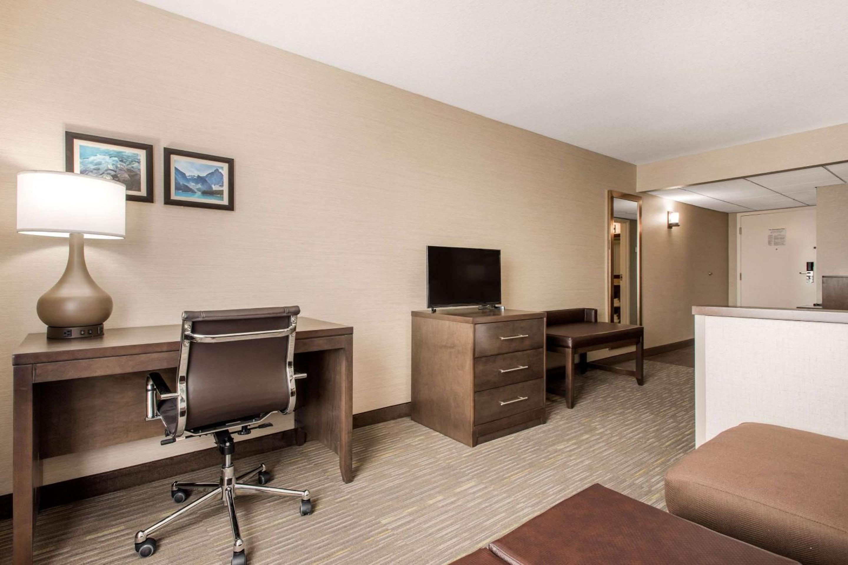 King Room - Non-Smoking - Photo 3