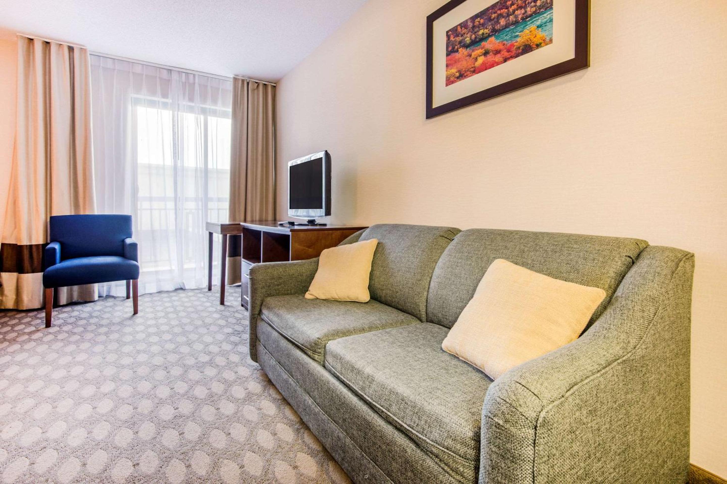Queen Suite with Sofa Bed - Photo 2