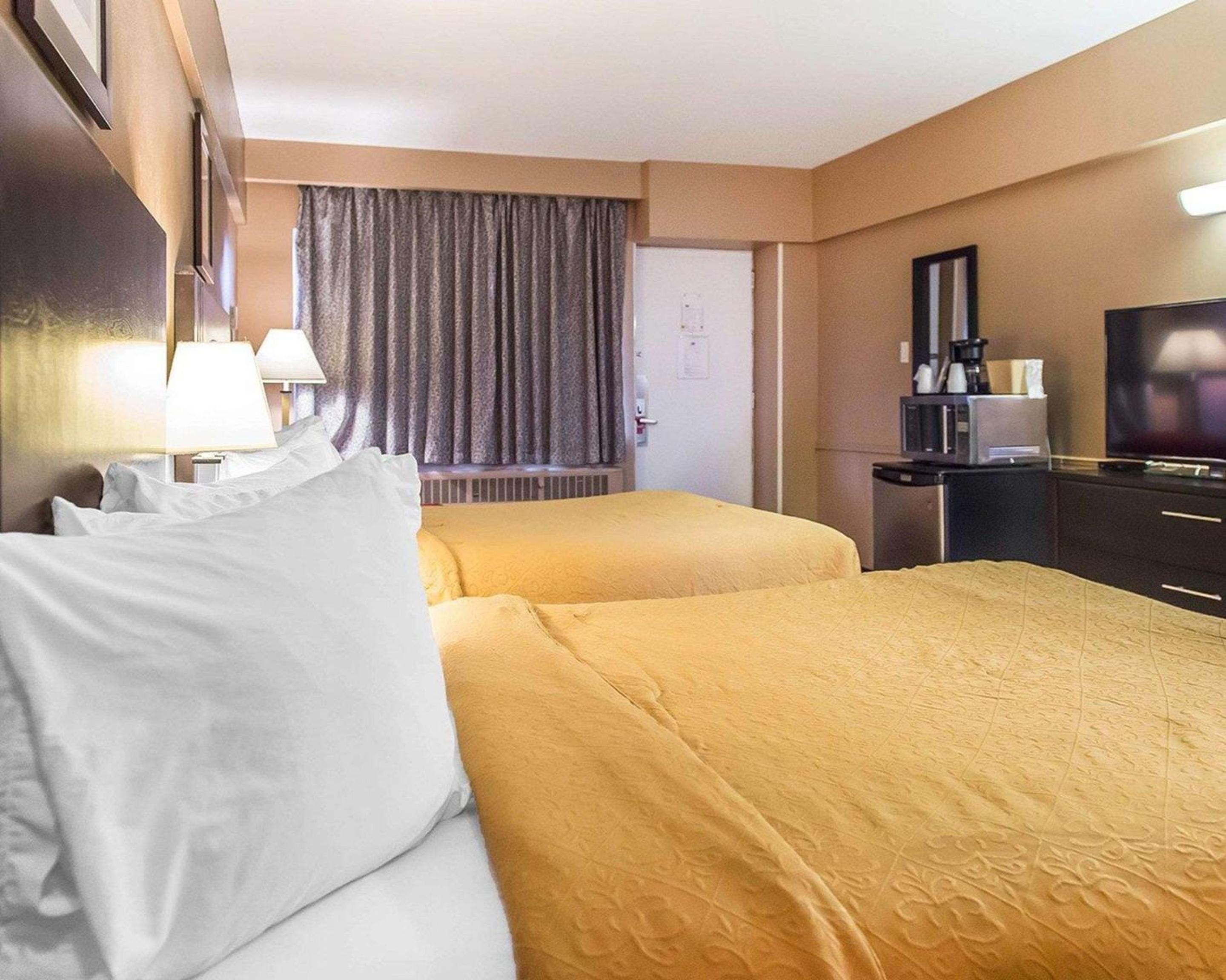 Deluxe Queen Room with Two Queen Beds - Non-Smoking - Photo 4