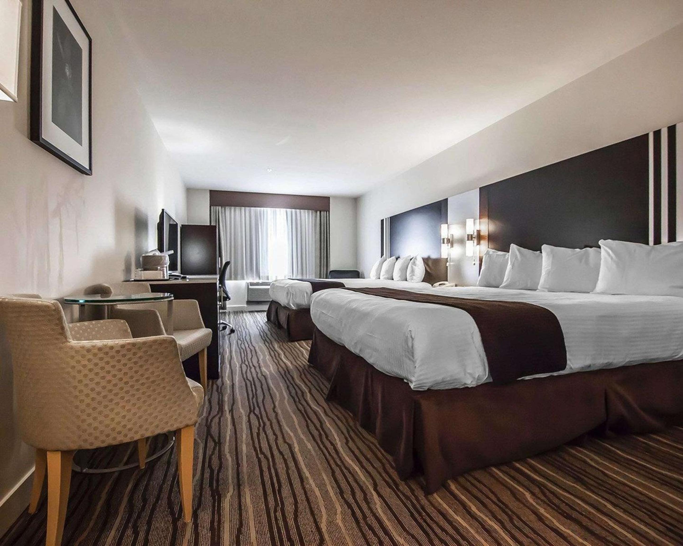Queen Room with Two Queen Beds - Non-Smoking - Photo 2