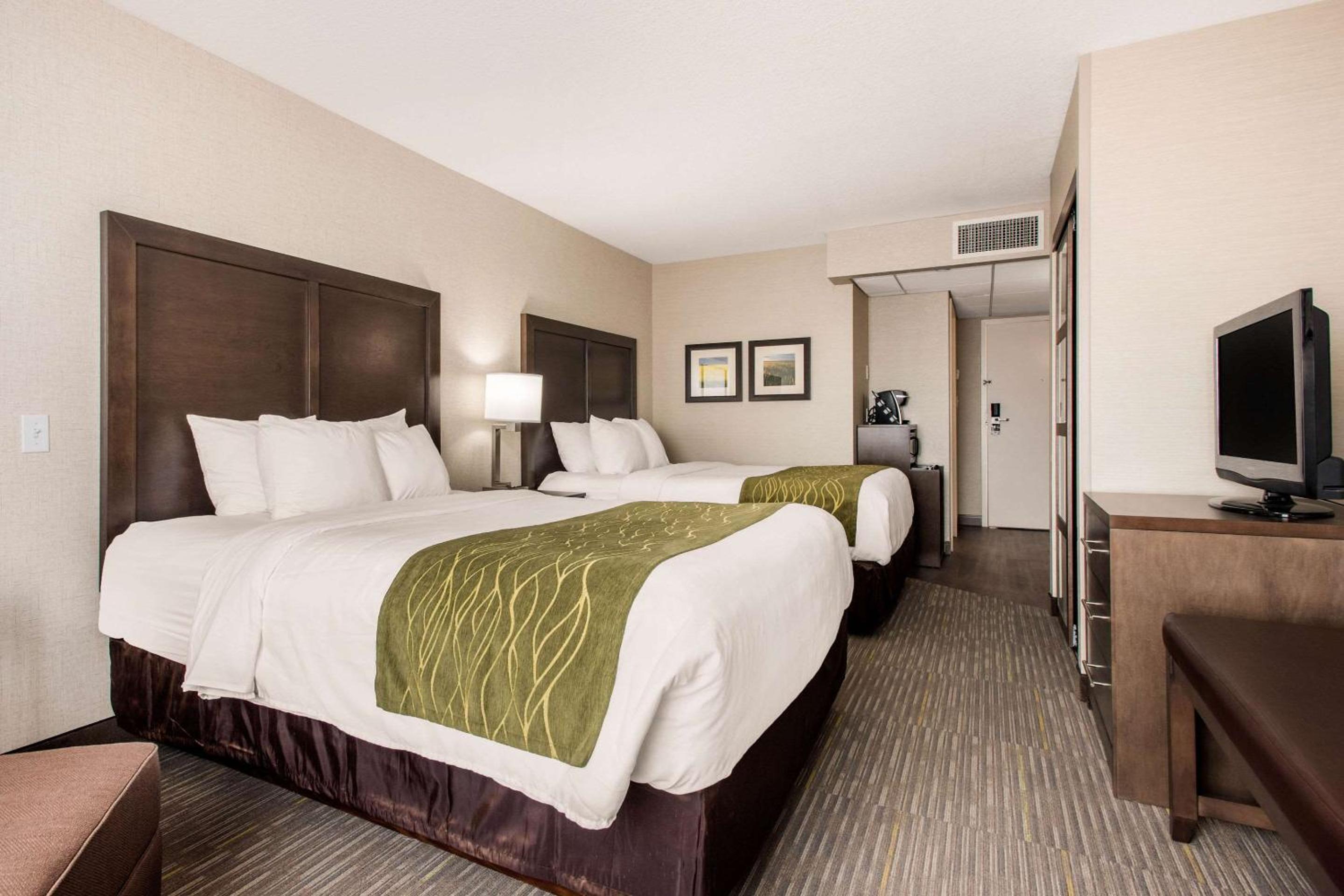 Queen Room with Two Queen Beds - Non-Smoking - Photo 1