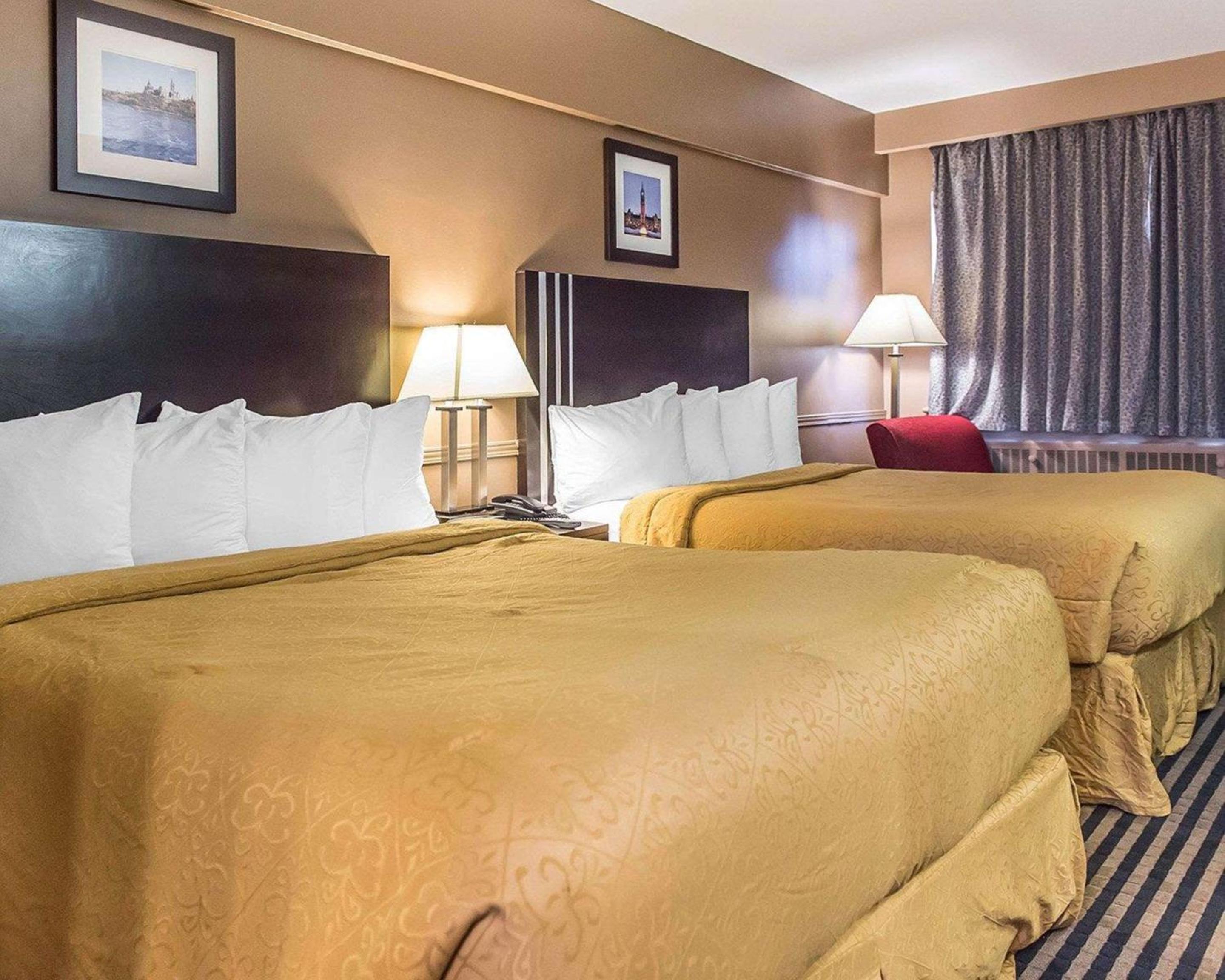 Deluxe Queen Room with Two Queen Beds - Non-Smoking - Photo 5