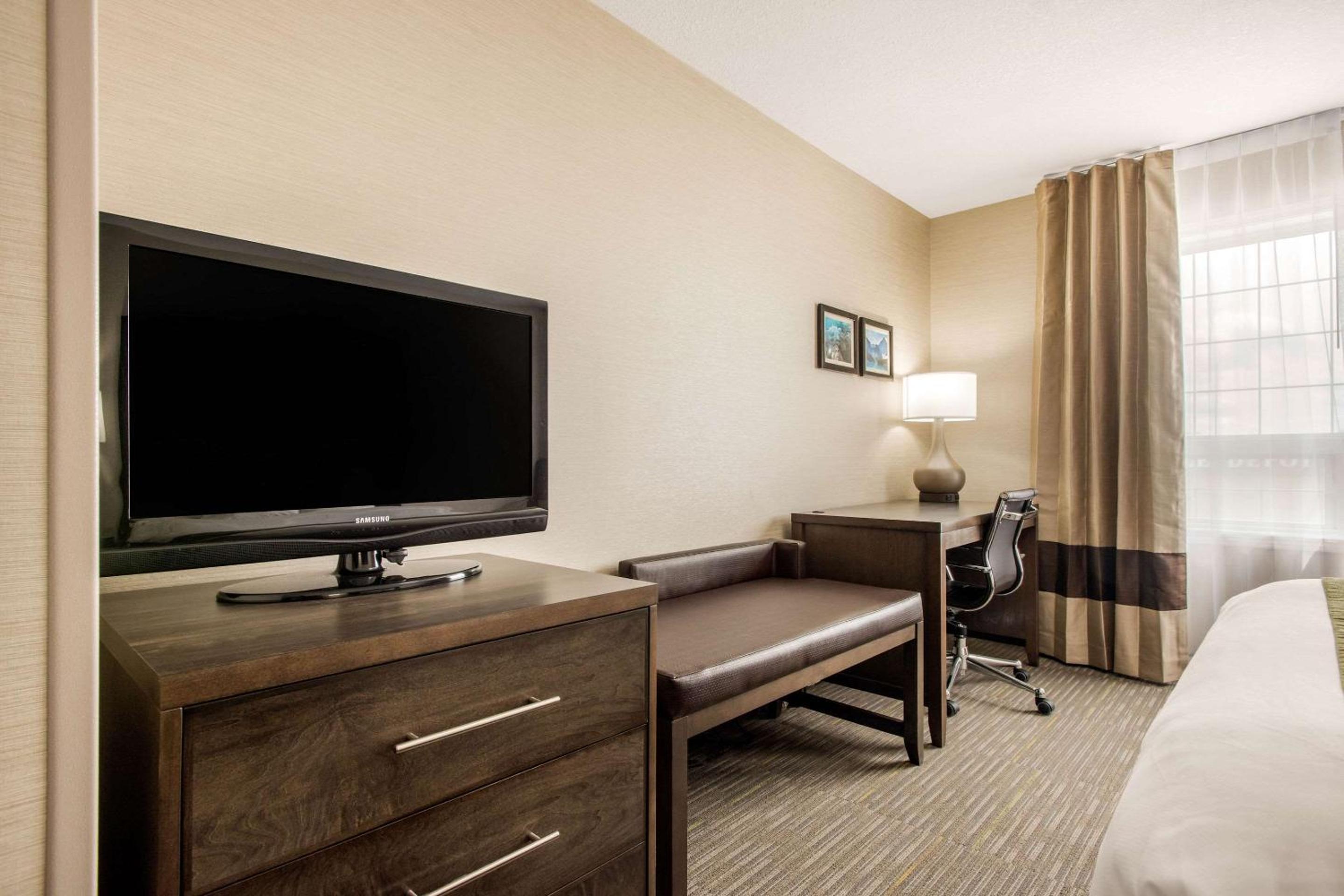 Queen Room with Two Queen Beds - Non-Smoking - Photo 6