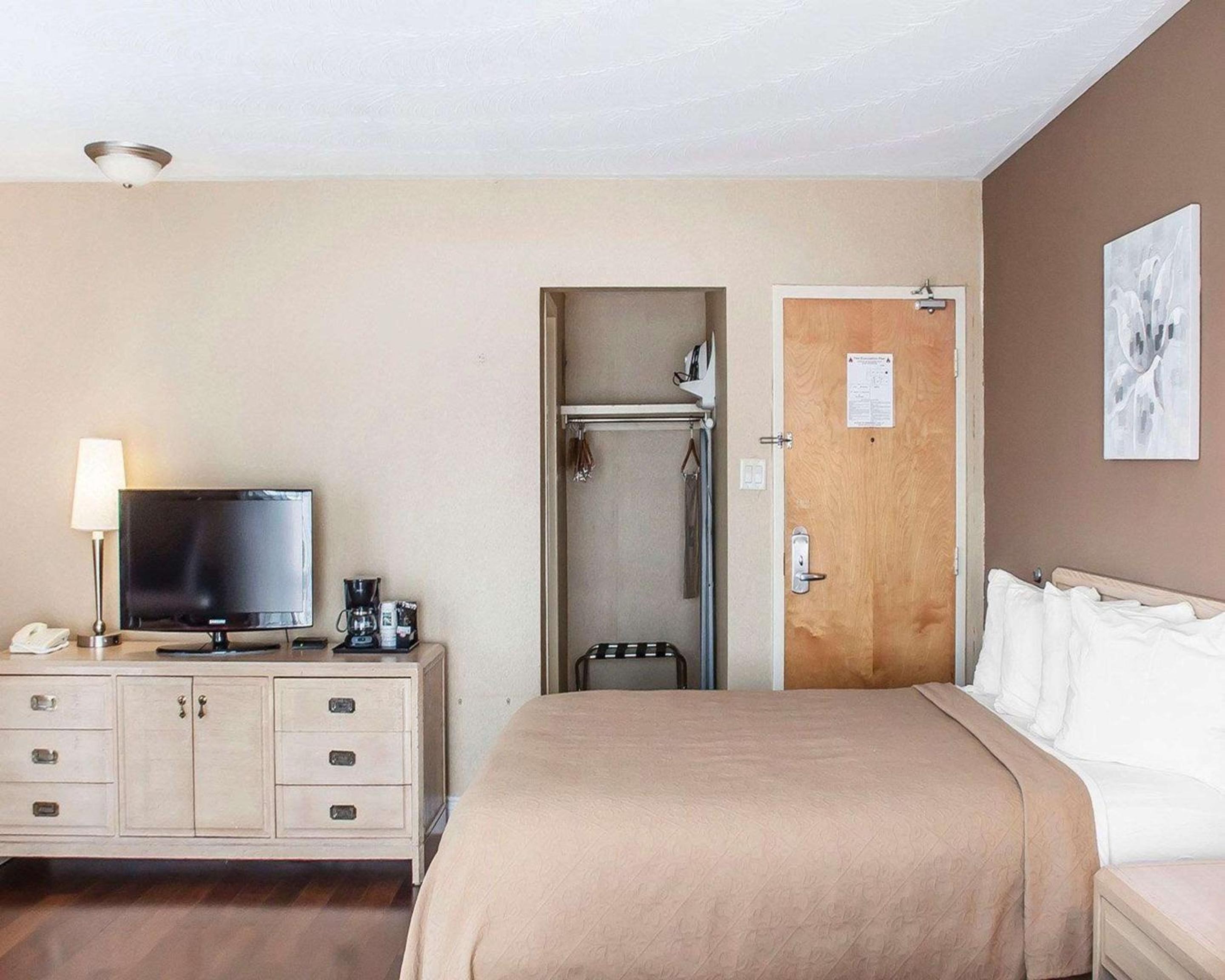 Queen Room with Two Queen Beds - Non-Smoking - Photo 3