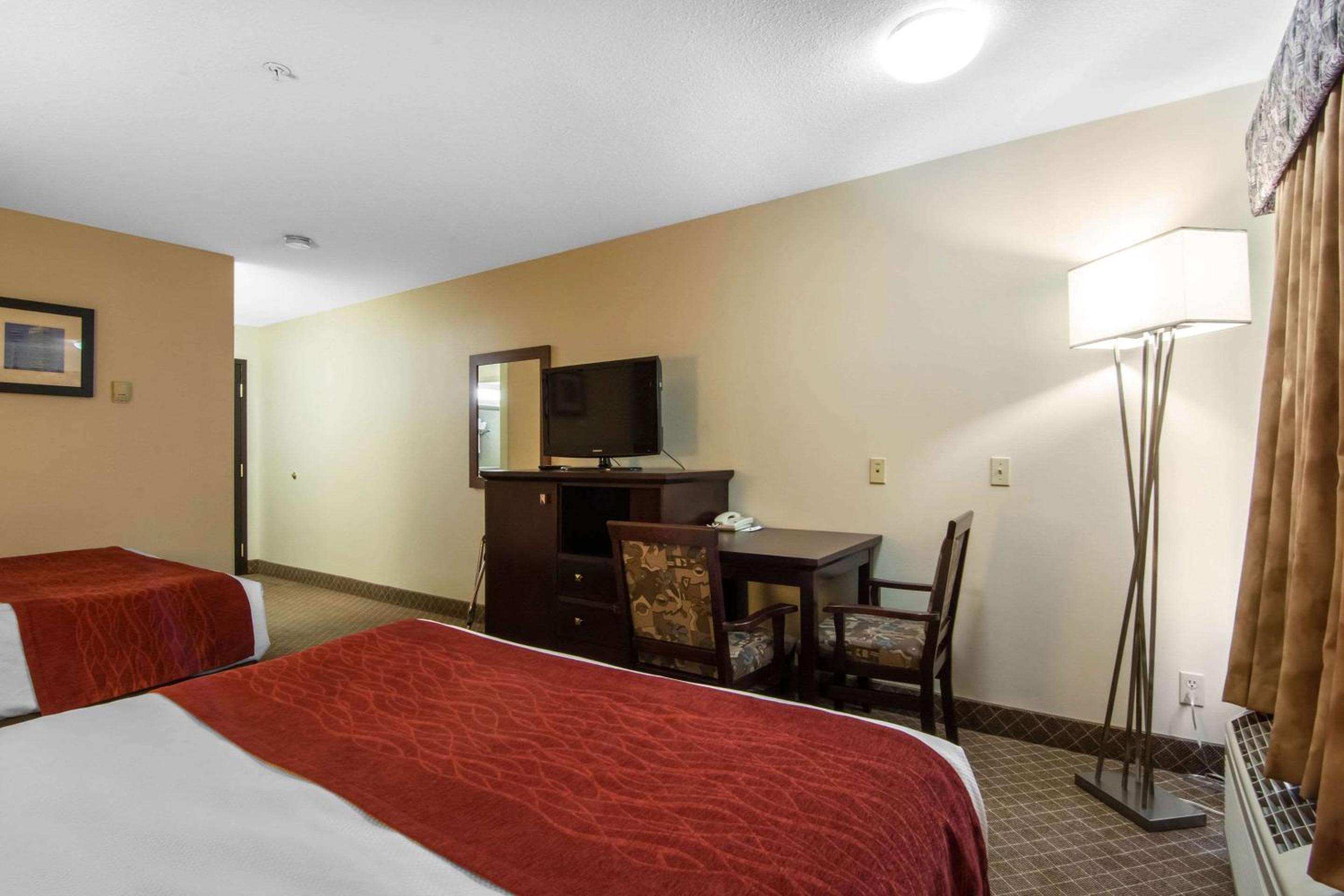 Standard Queen Room with Two Queen Beds - Non-Smoking - Photo 3