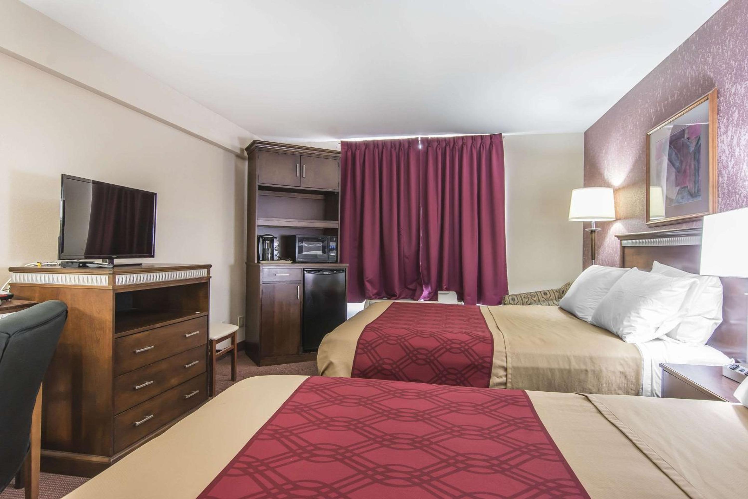  Queen Room with Two Queen Beds - Non-Smoking photo 3
