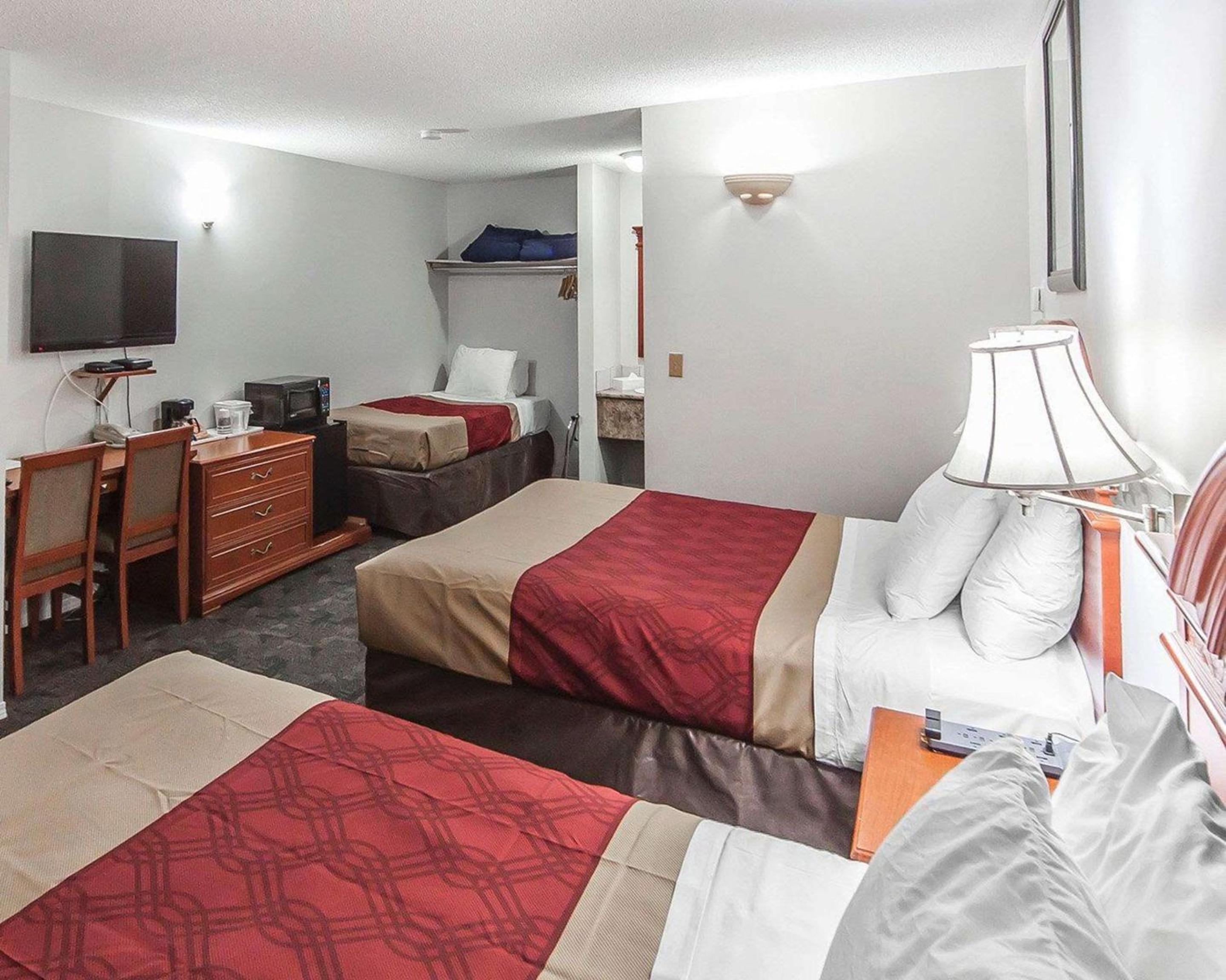 Queen Room with Two Queen Beds and One Single - Non-Smoking - Photo 1