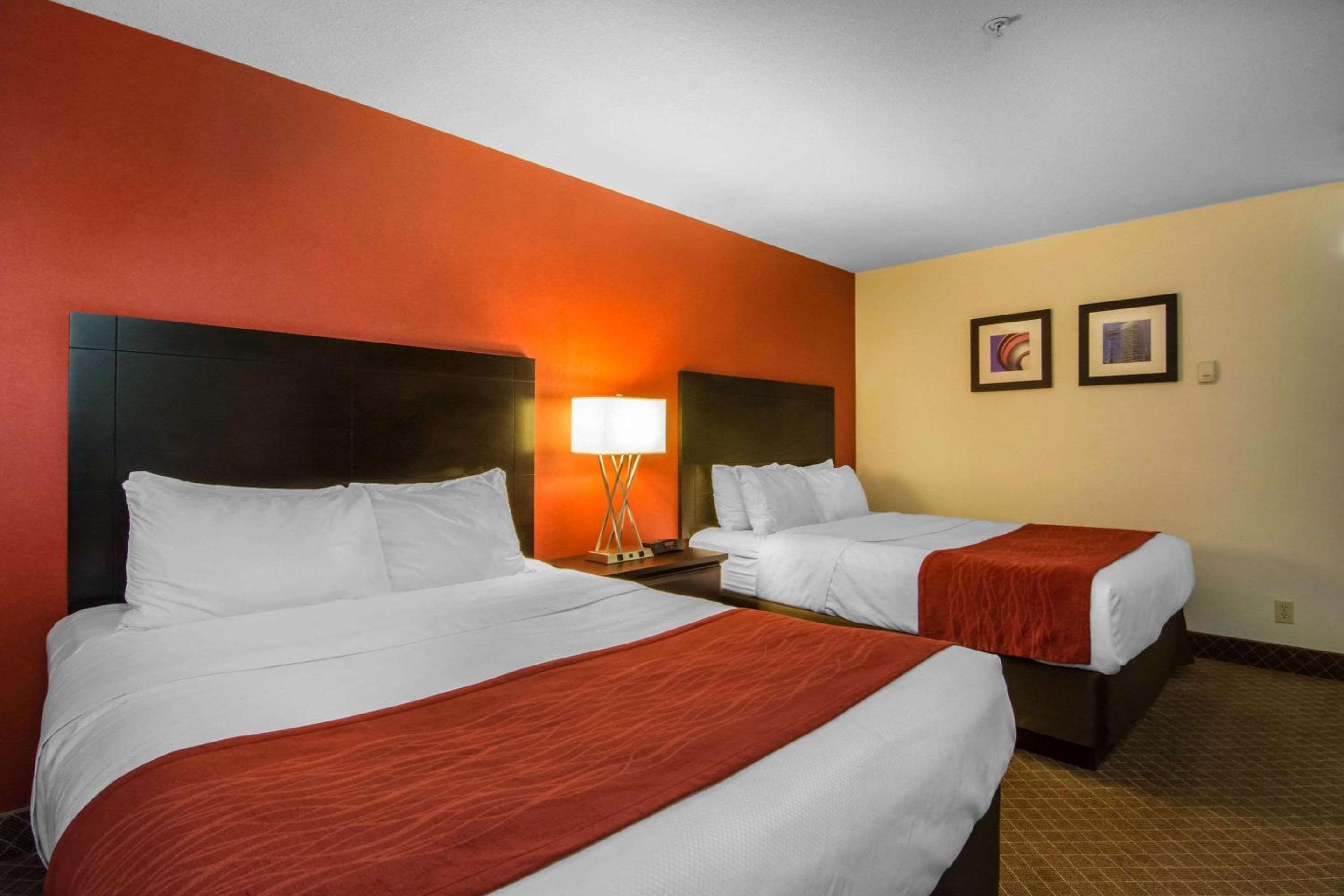 Standard Queen Room with Two Queen Beds - Non-Smoking - Photo 2