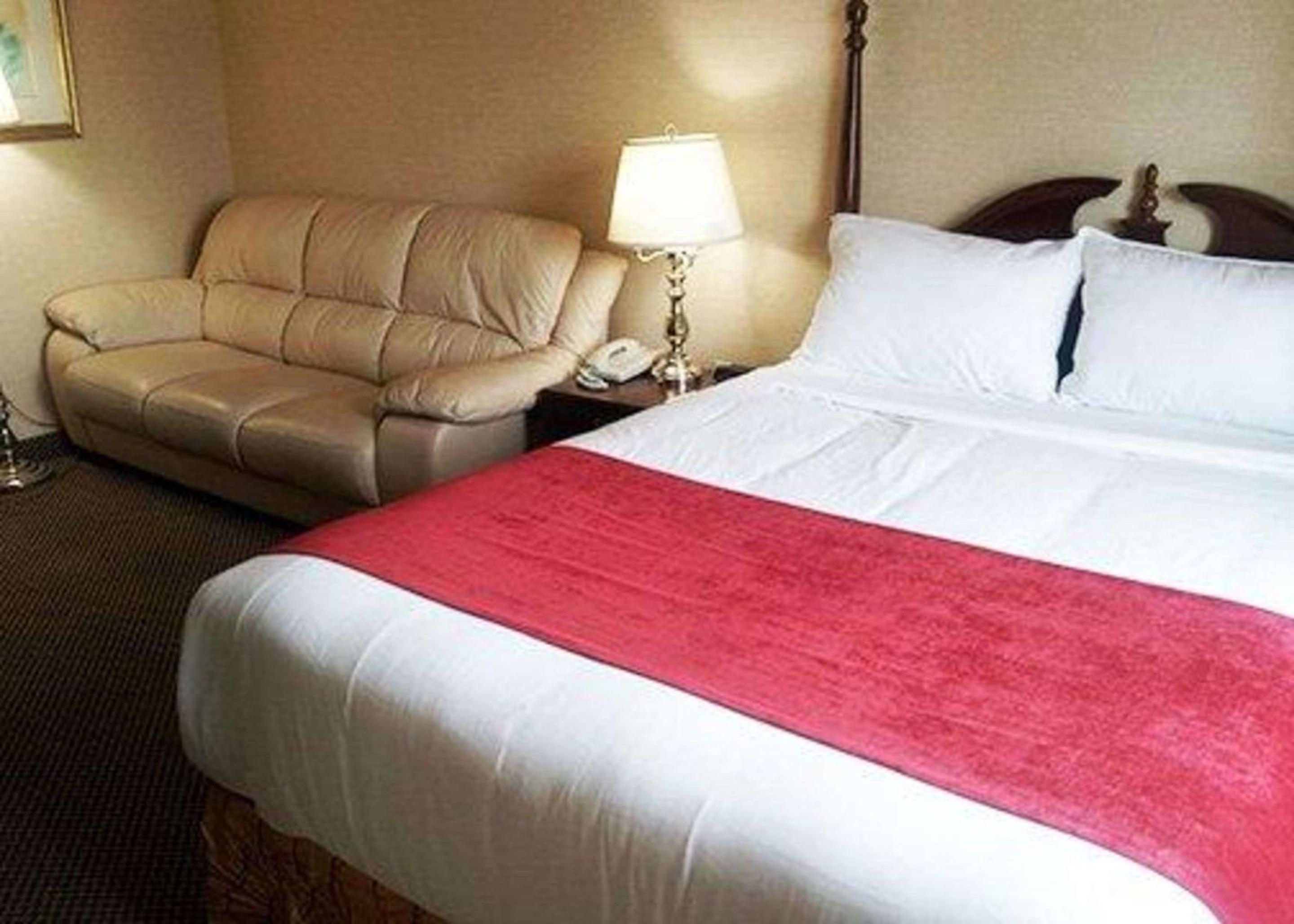 Queen Room with Two Queen Beds - Non-Smoking - Photo 5