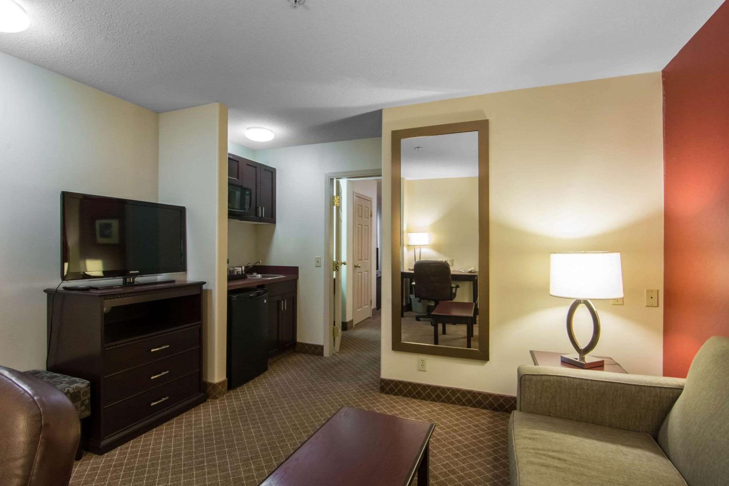 King Suite - Non-Smoking - Photo 2