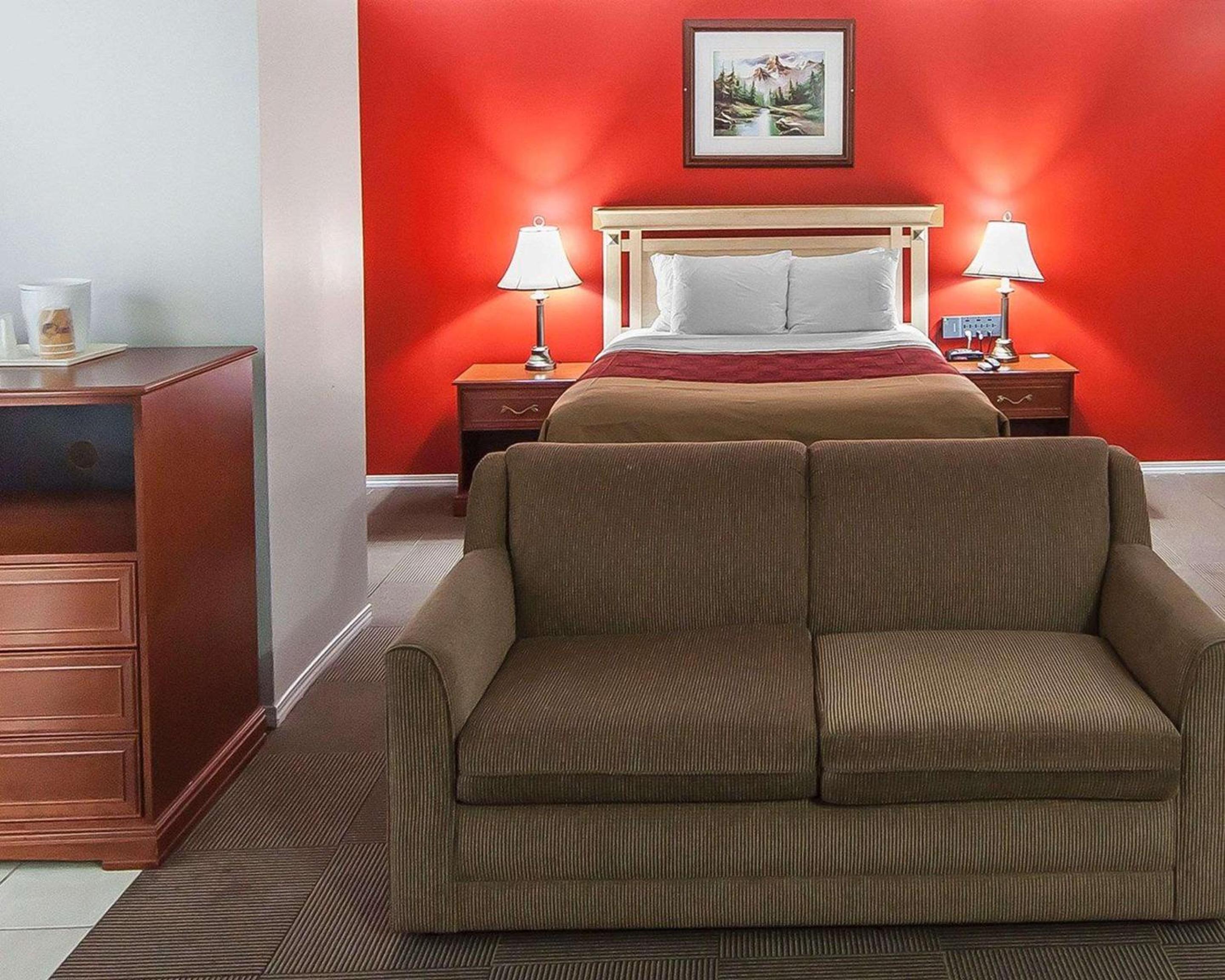 Queen Room with Sofa Bed - Non-Smoking - Photo 4