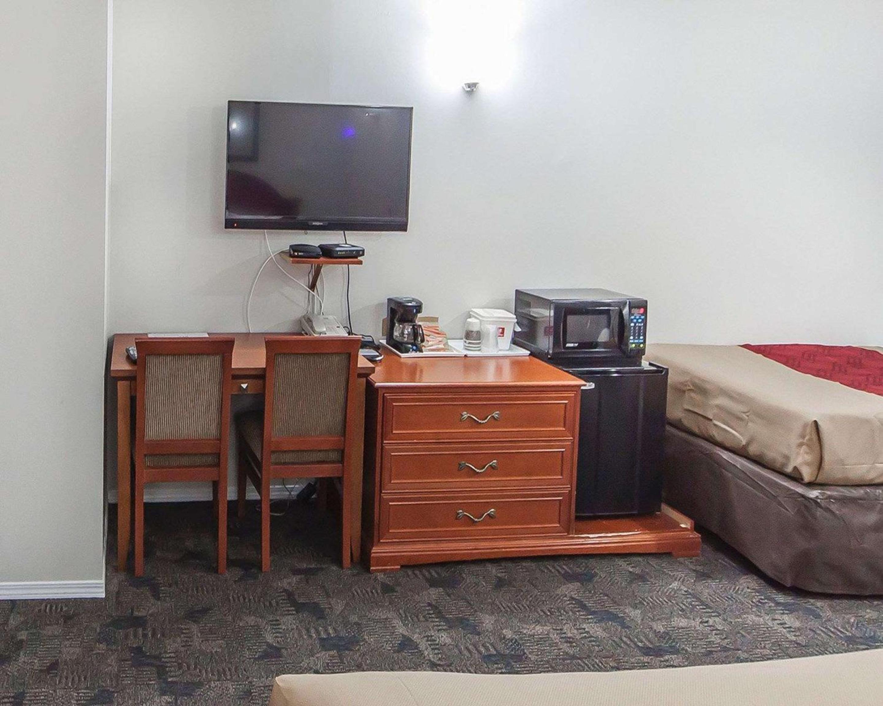 Queen Room with Two Queen Beds and One Single - Non-Smoking - Photo 2