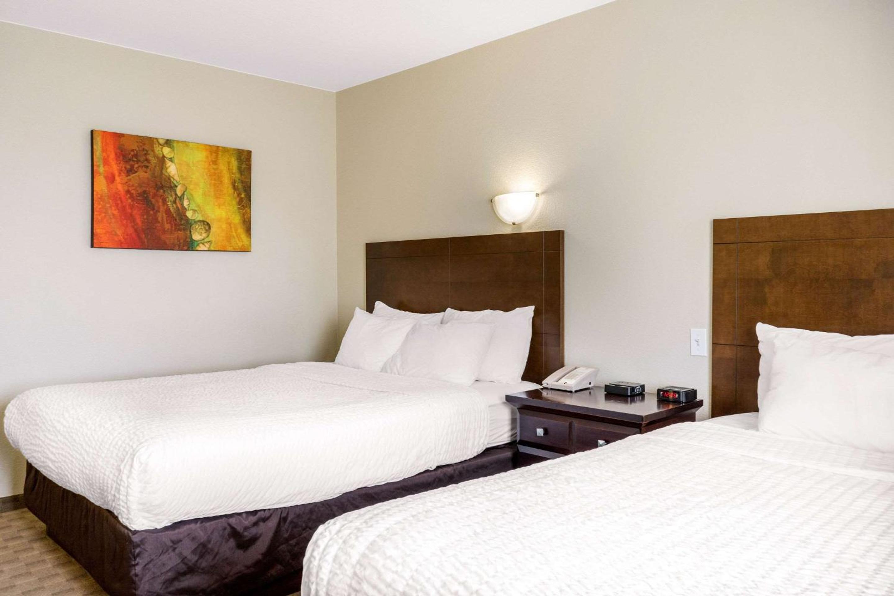 Deluxe Queen Room With Two Queen Beds photo 2