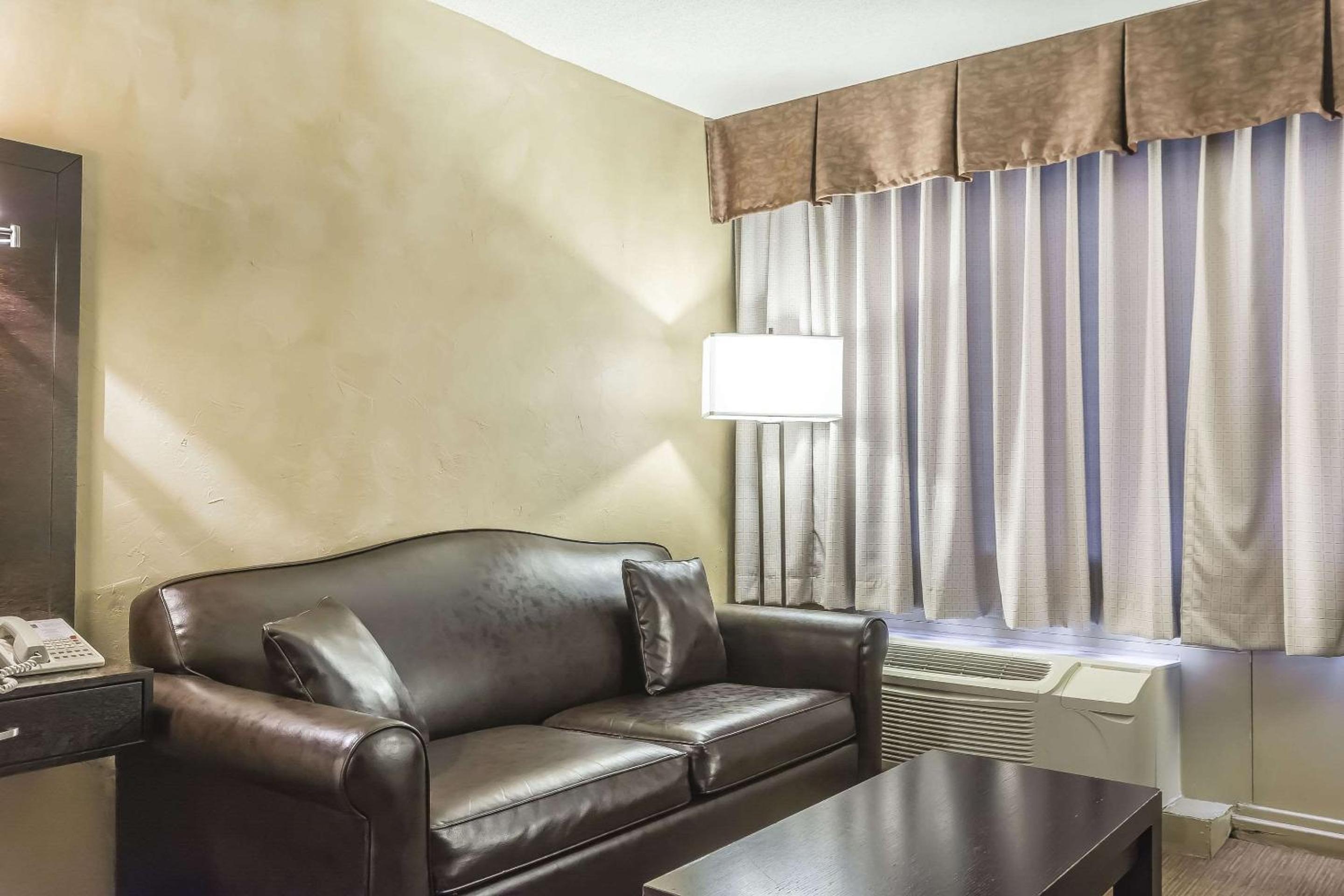 Queen Room - Non-Smoking - Photo 1