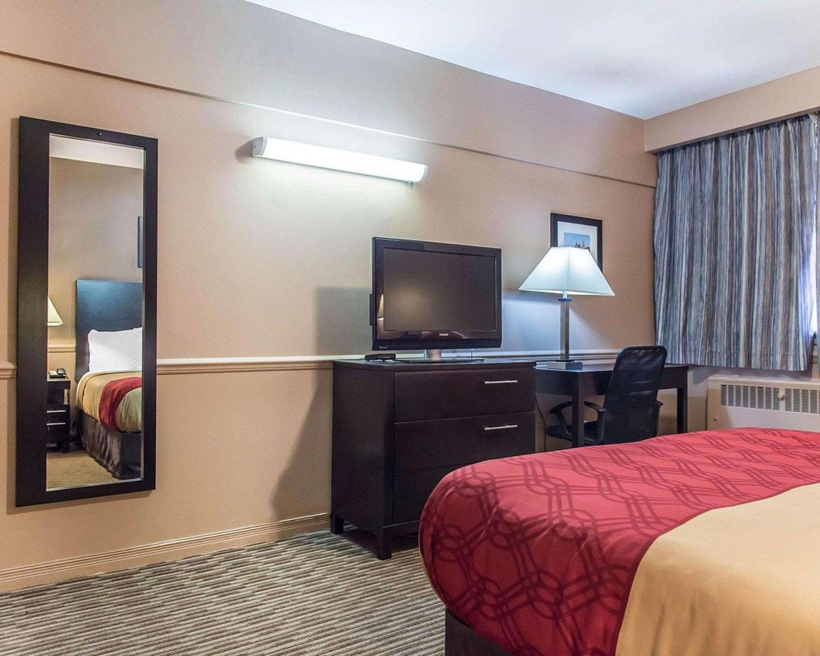 Deluxe Queen Room - Non-Smoking - Photo 5