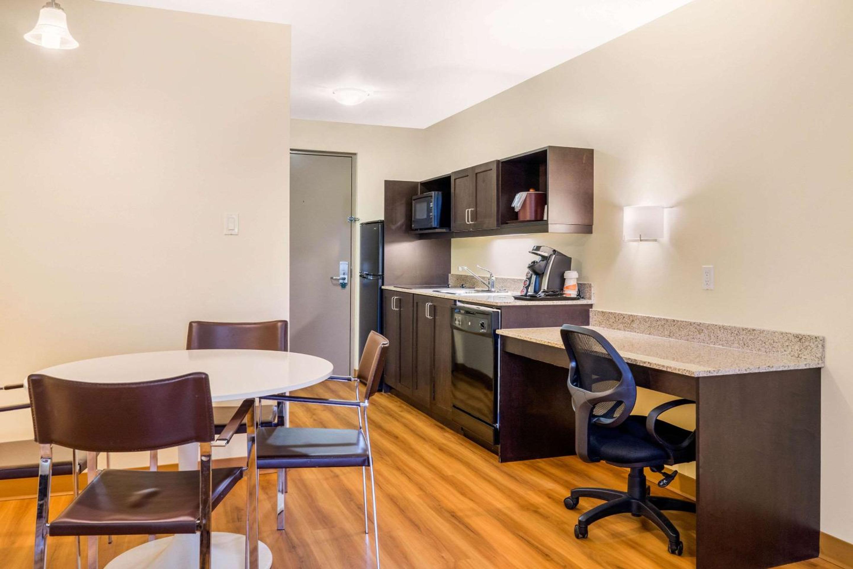 King Suite - Non-Smoking photo 3