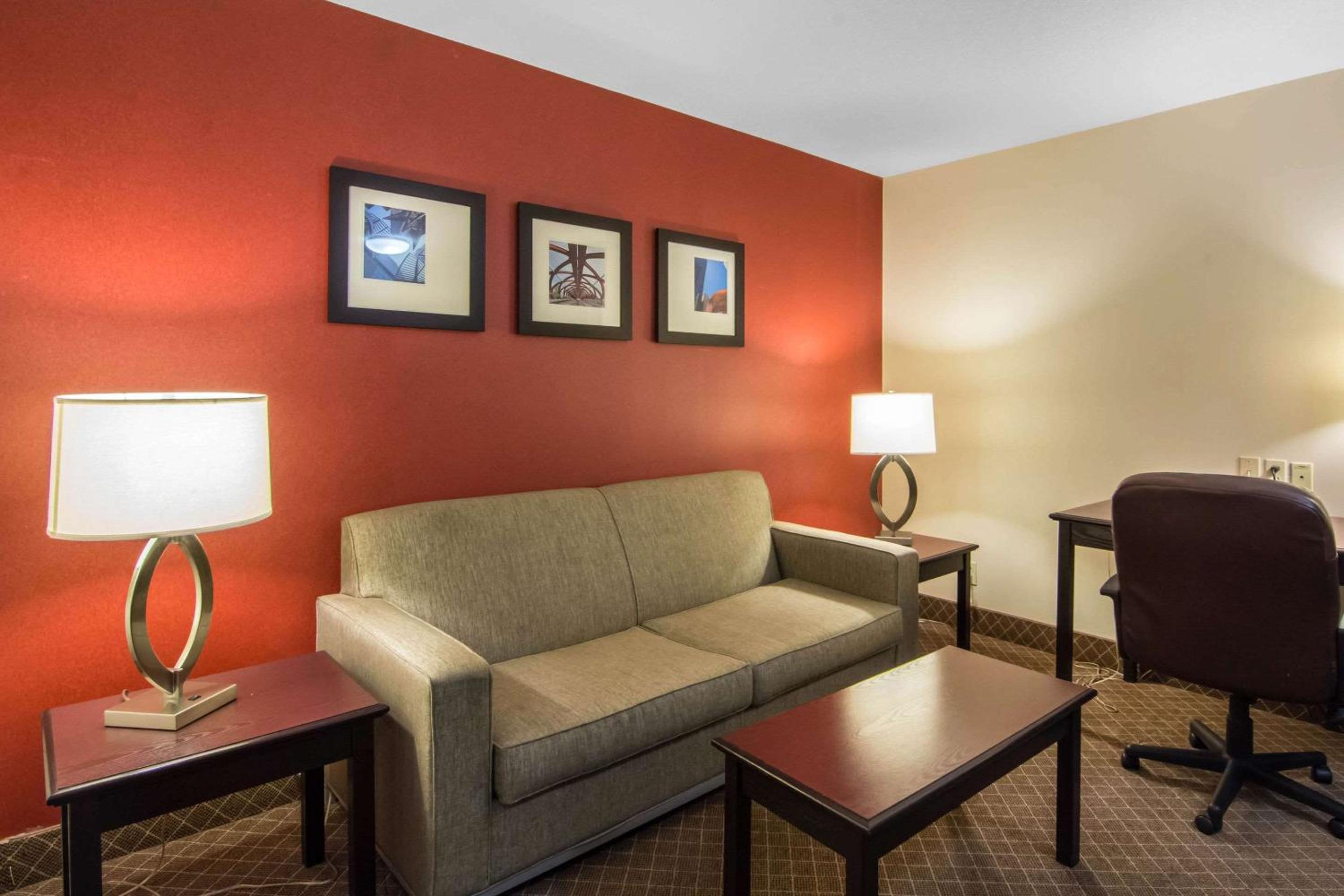 King Suite - Non-Smoking - Photo 4