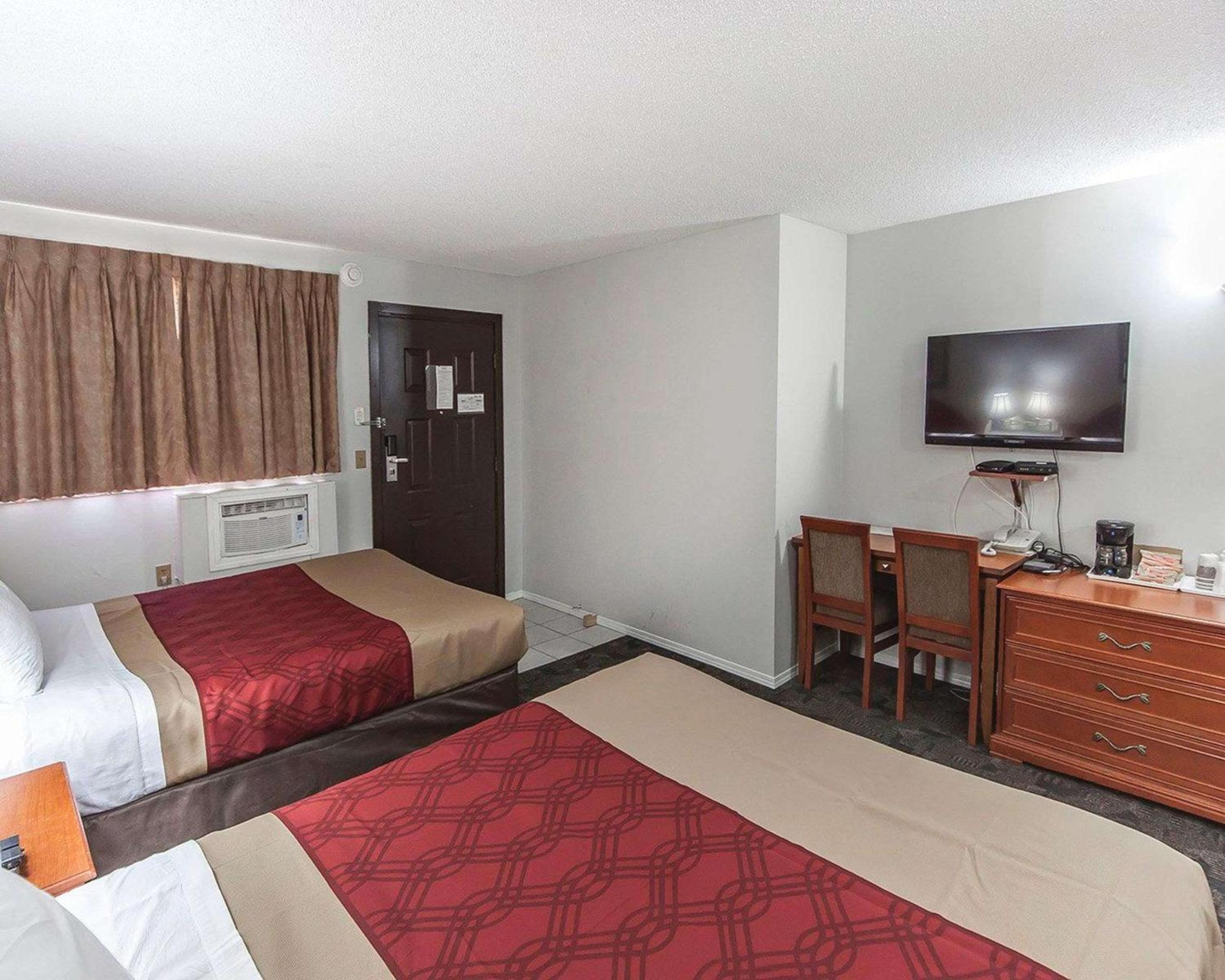 Queen Room with Two Queen Beds and One Single - Non-Smoking - Photo 3