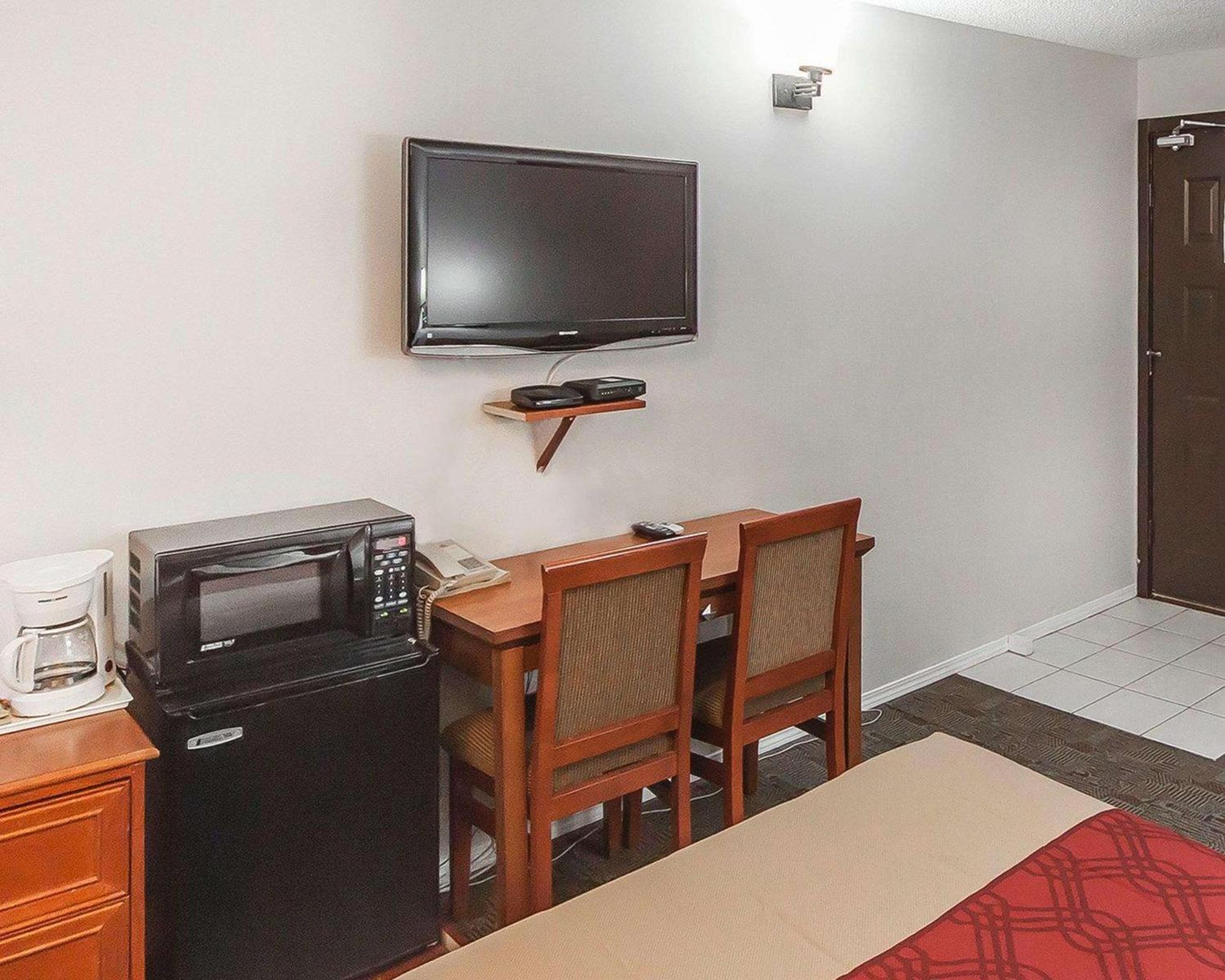 Queen Room with Sofa Bed - Non-Smoking - Photo 2
