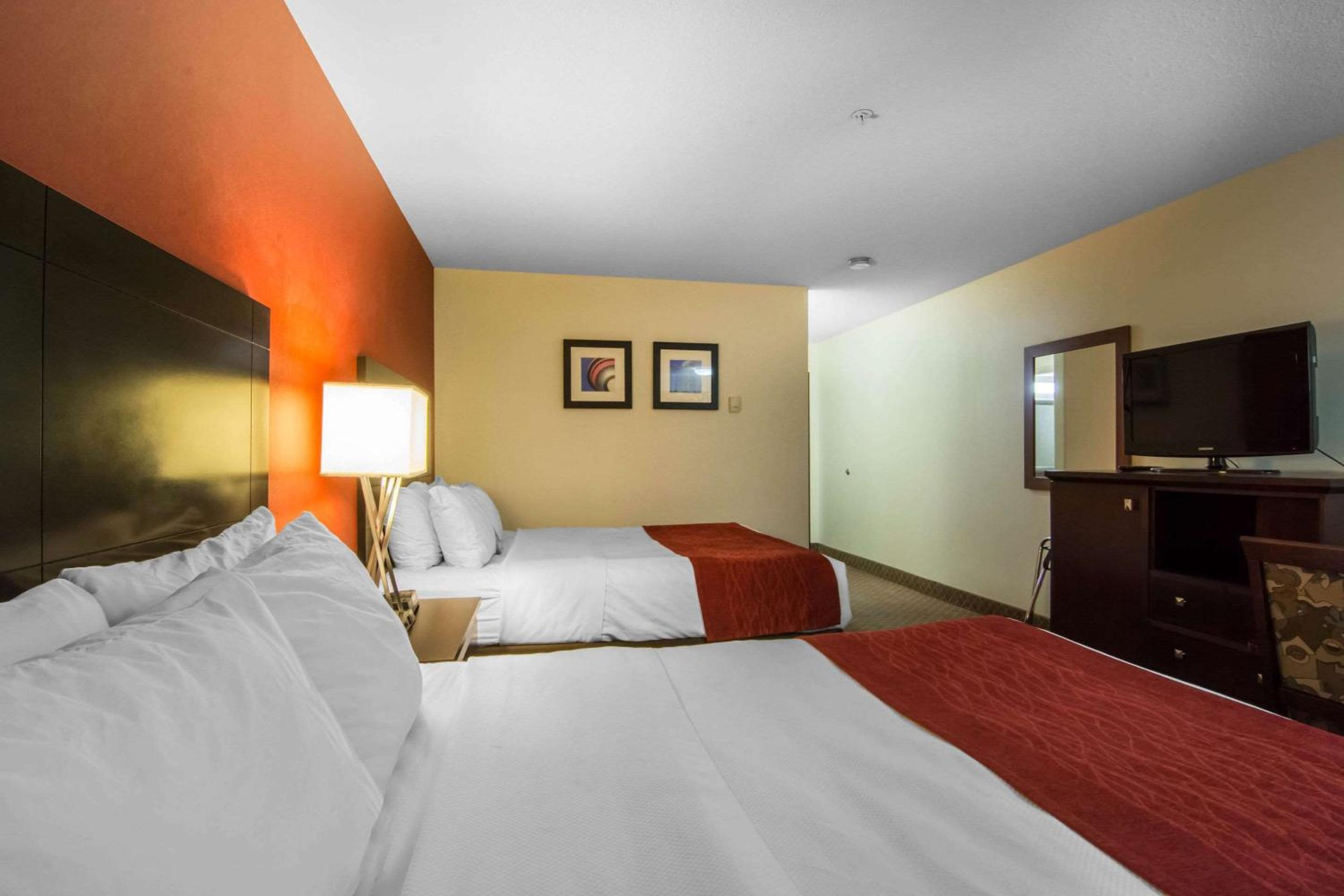 Standard Queen Room with Two Queen Beds - Non-Smoking - Photo 4