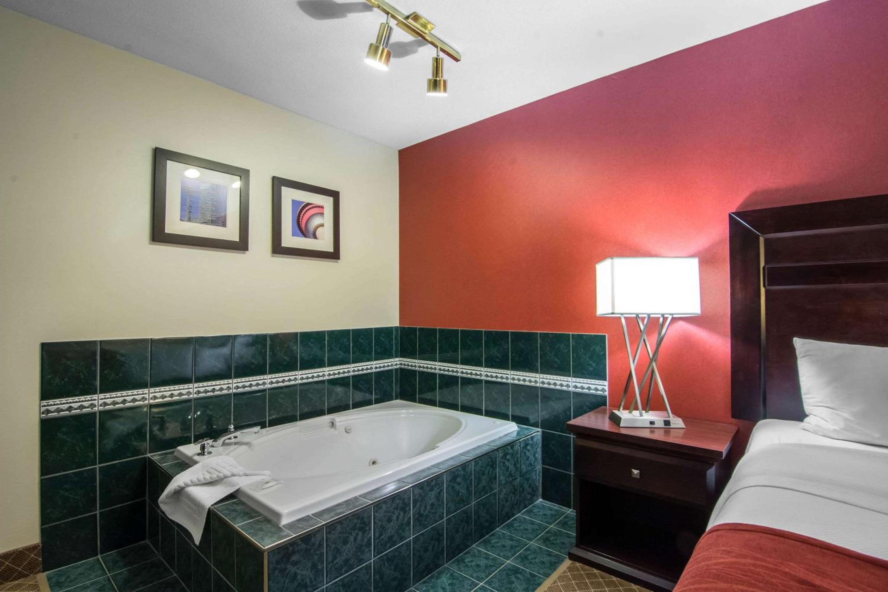 King Room with Spa Bath - Photo 4