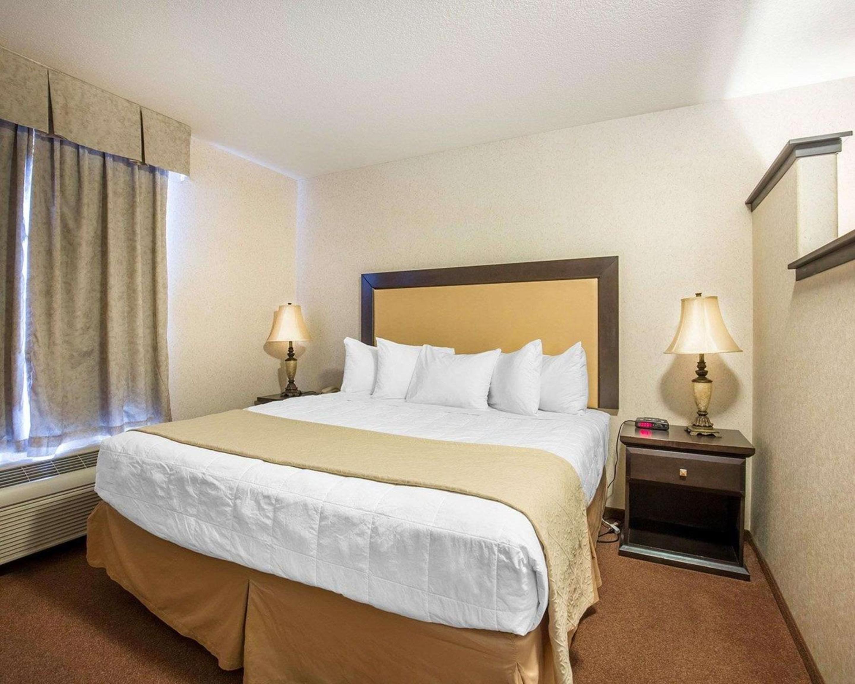 King Suite - Non-Smoking - Photo 3