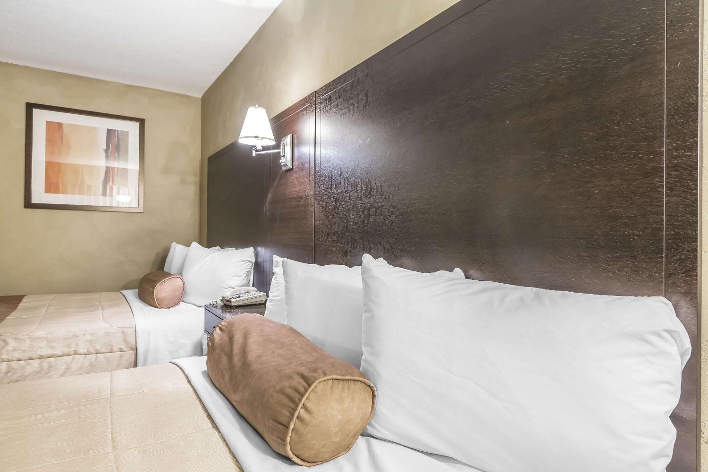 Double Room with Two Double Beds - Non-Smoking - Photo 2