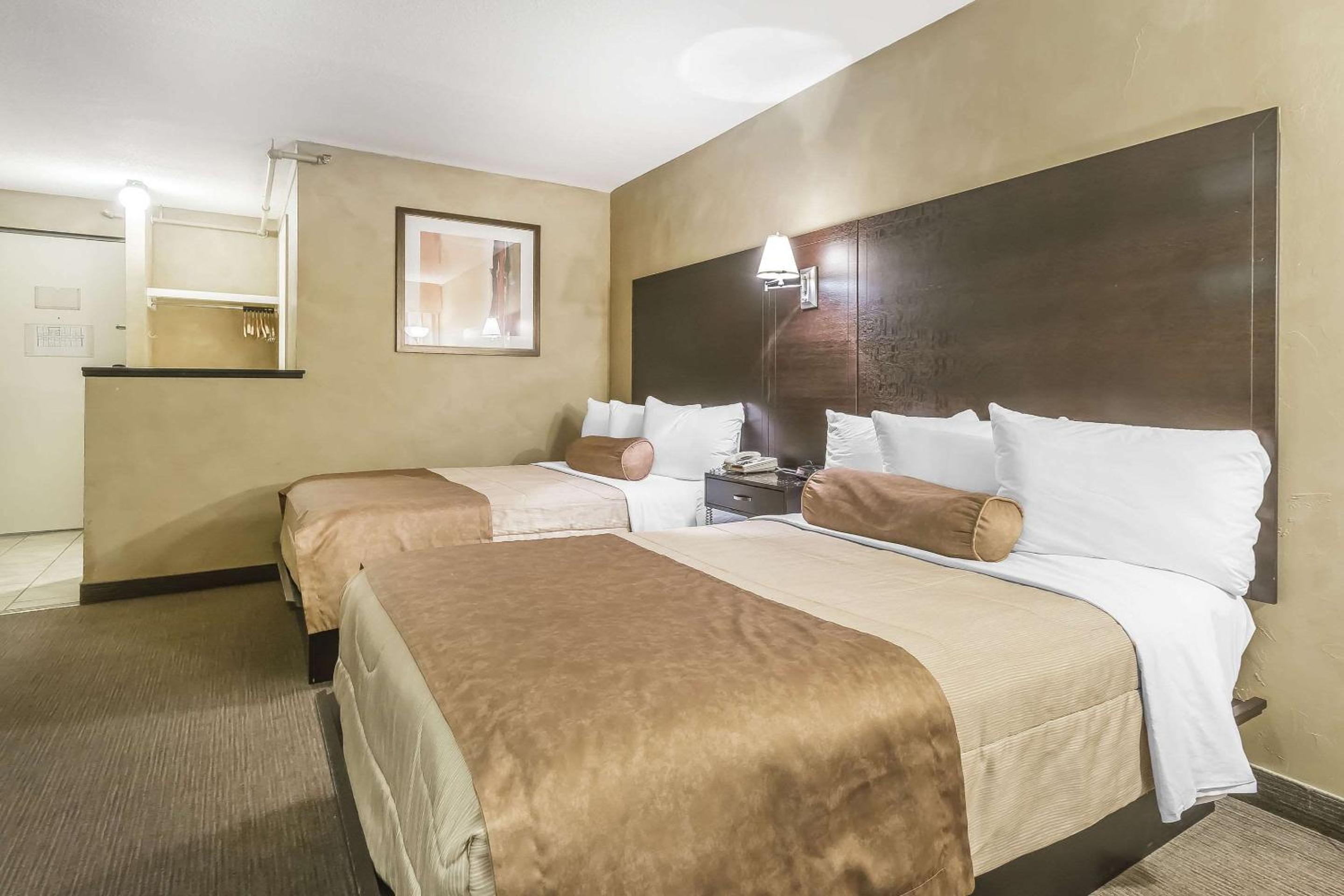 Double Room with Two Double Beds - Non-Smoking - Photo 4
