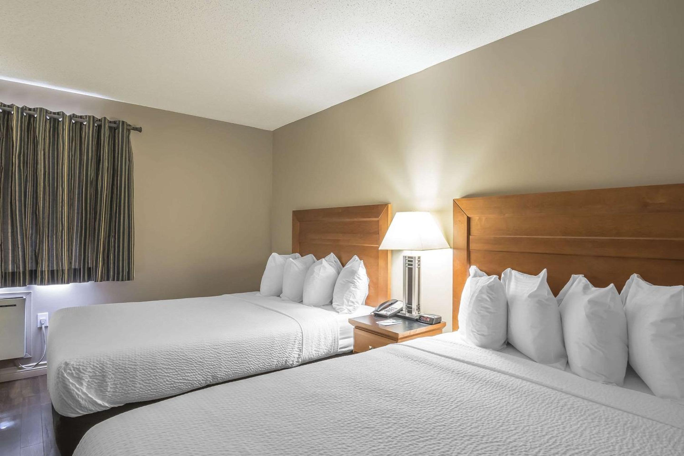 Queen Room with Two Queen Beds - Non Smoking - Photo 2
