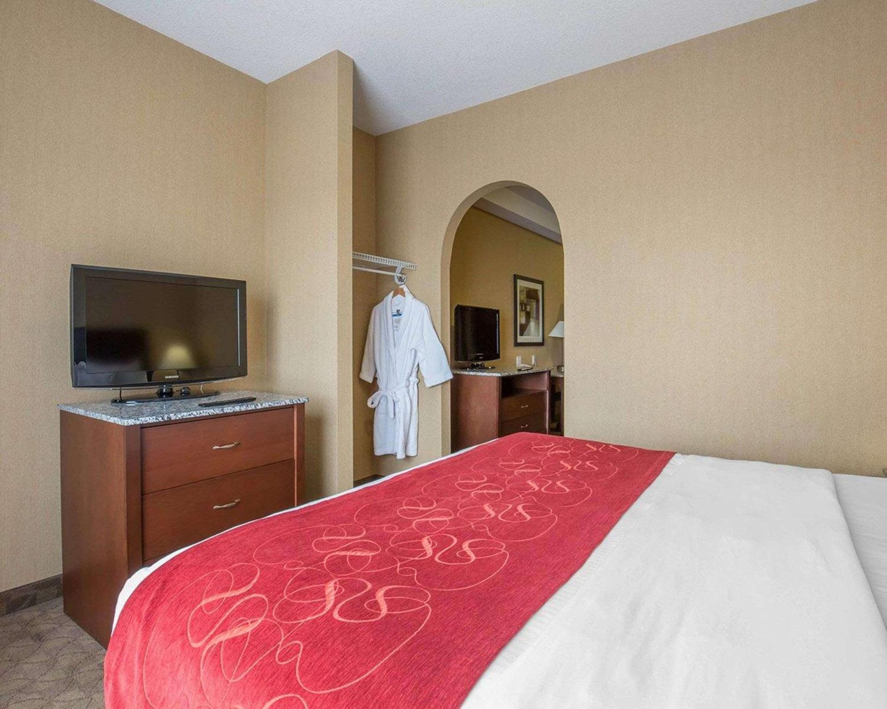 King Suite with Spa Bath - Photo 5
