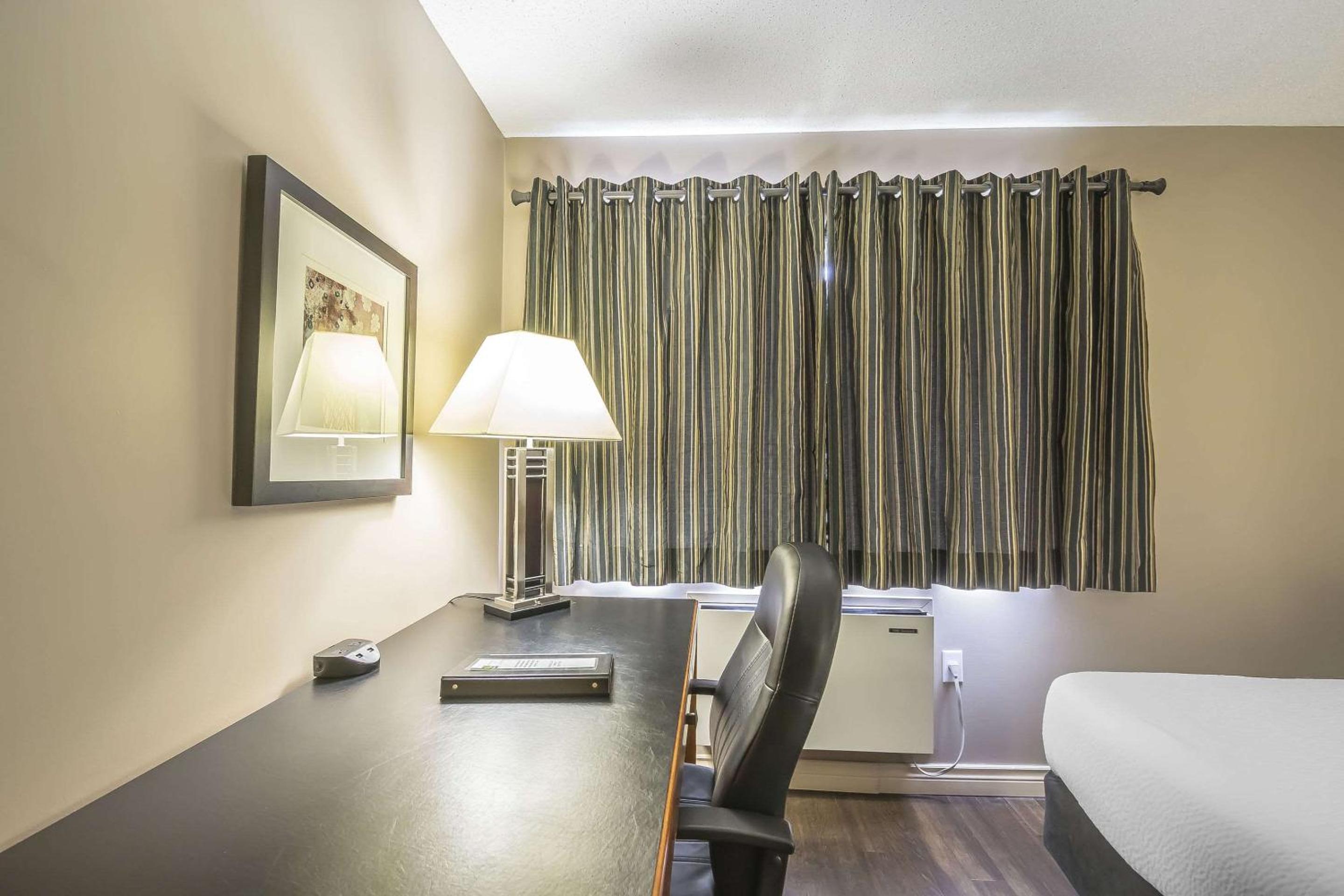 Queen Room with Two Queen Beds - Non Smoking - Photo 6