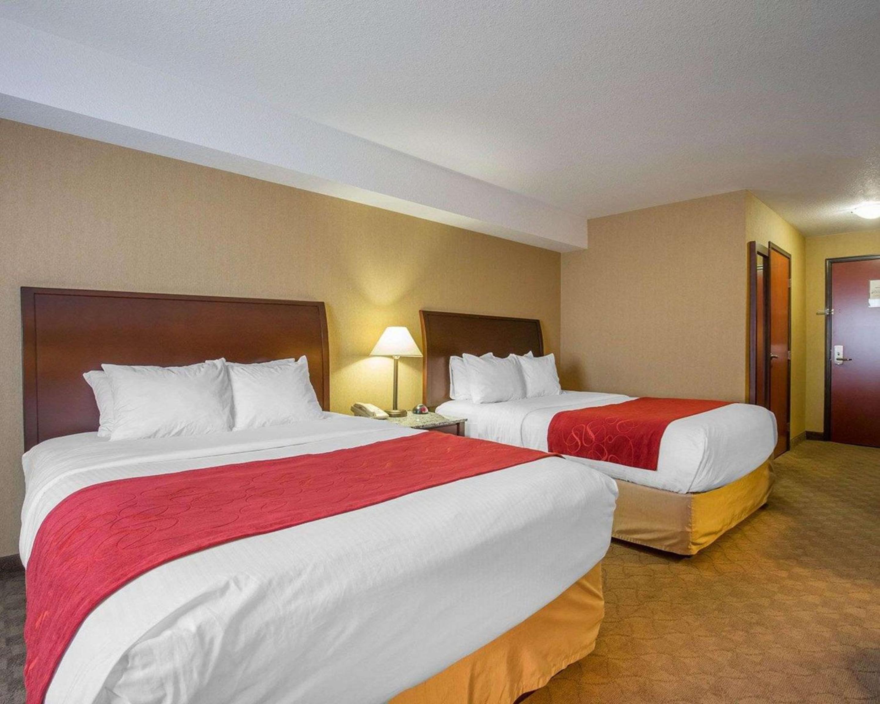 Queen Room with Two Queen Beds - Photo 2