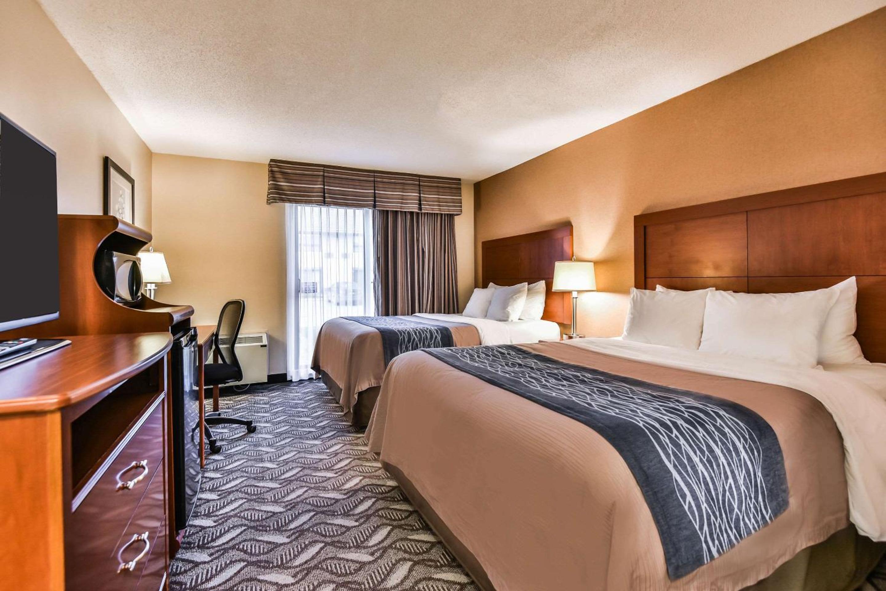 Queen Room with Two Queen Beds - Ground Floor/Pet Friendly/Non-Smoking - Photo 3