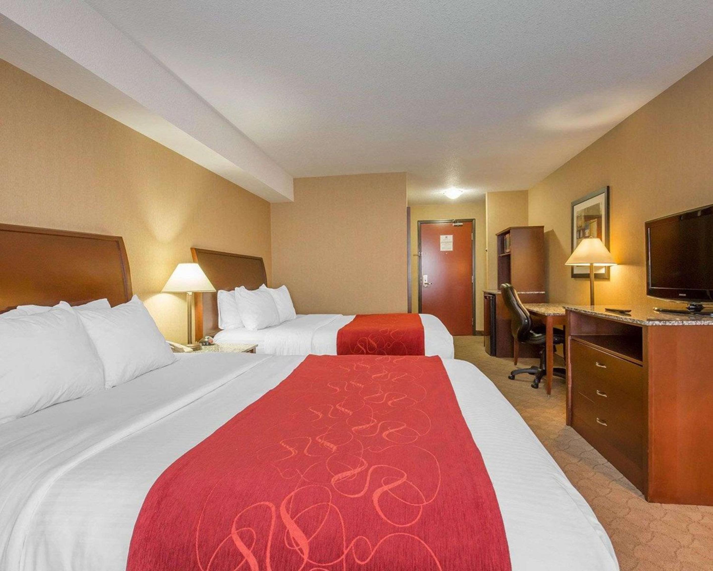 Queen Room with Two Queen Beds - Photo 3