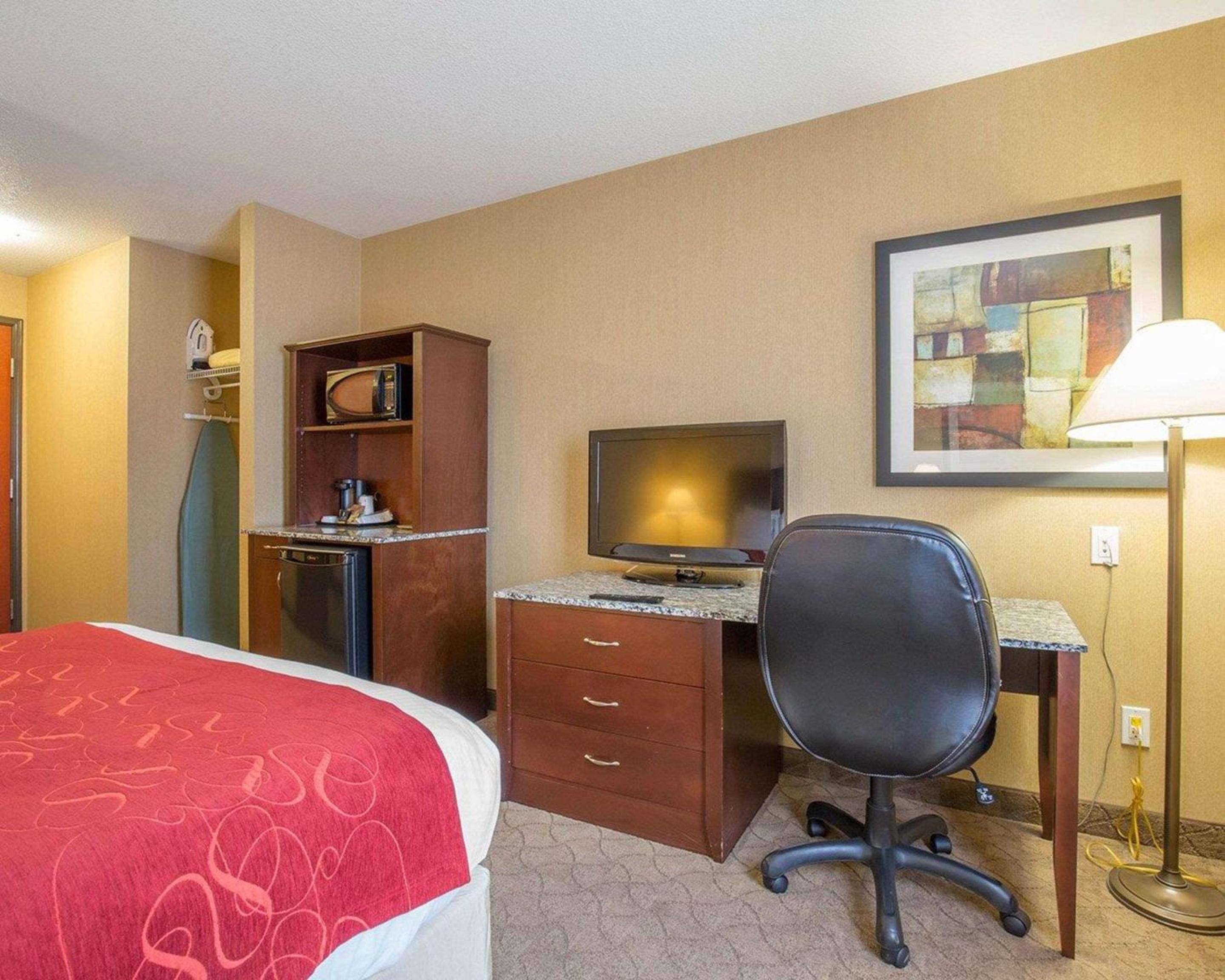 Queen Room with Two Queen Beds - Photo 6