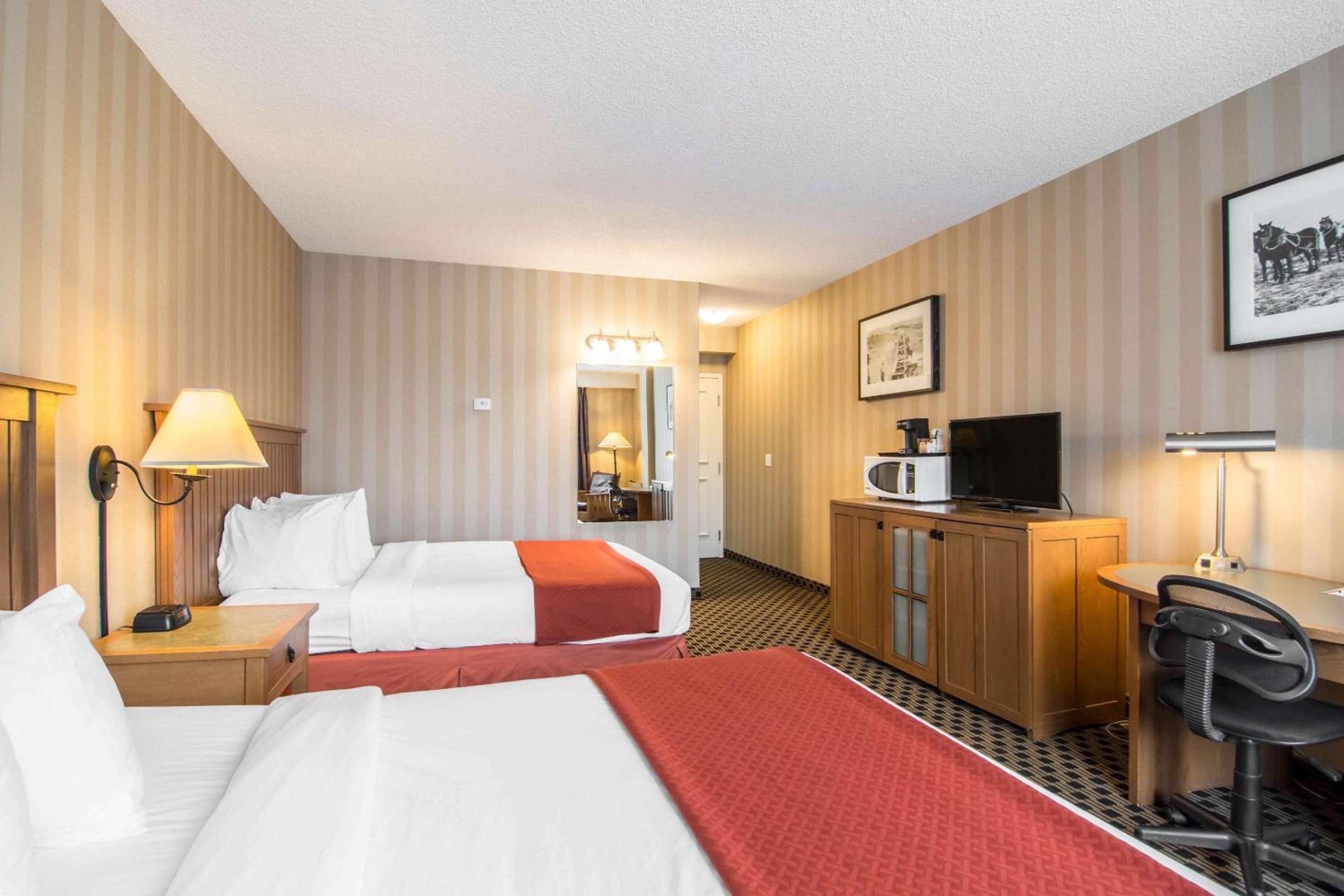 Queen Room with Two Queen Beds - Non-Smoking photo 2