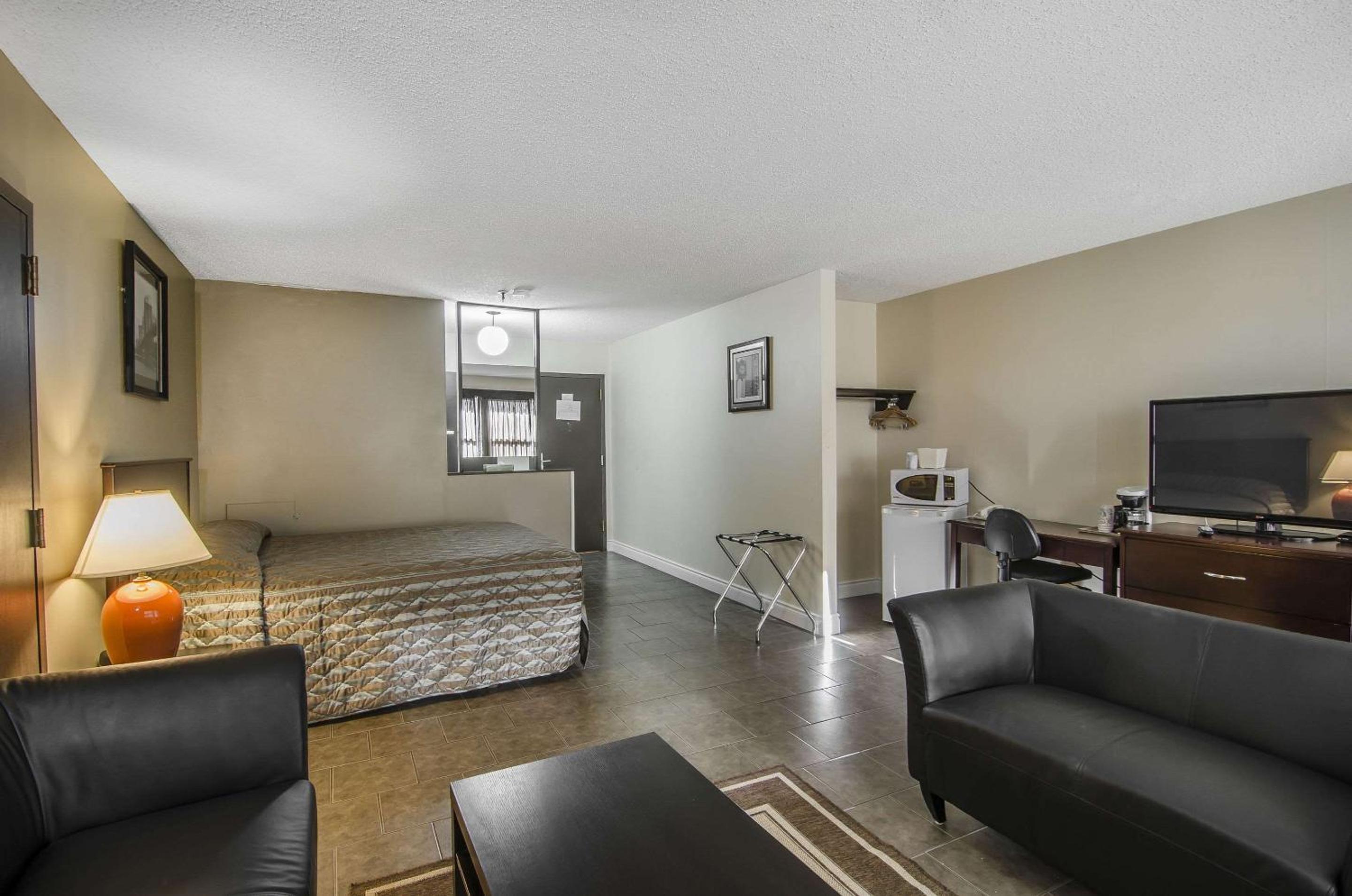 Queen Suite - Photo 1