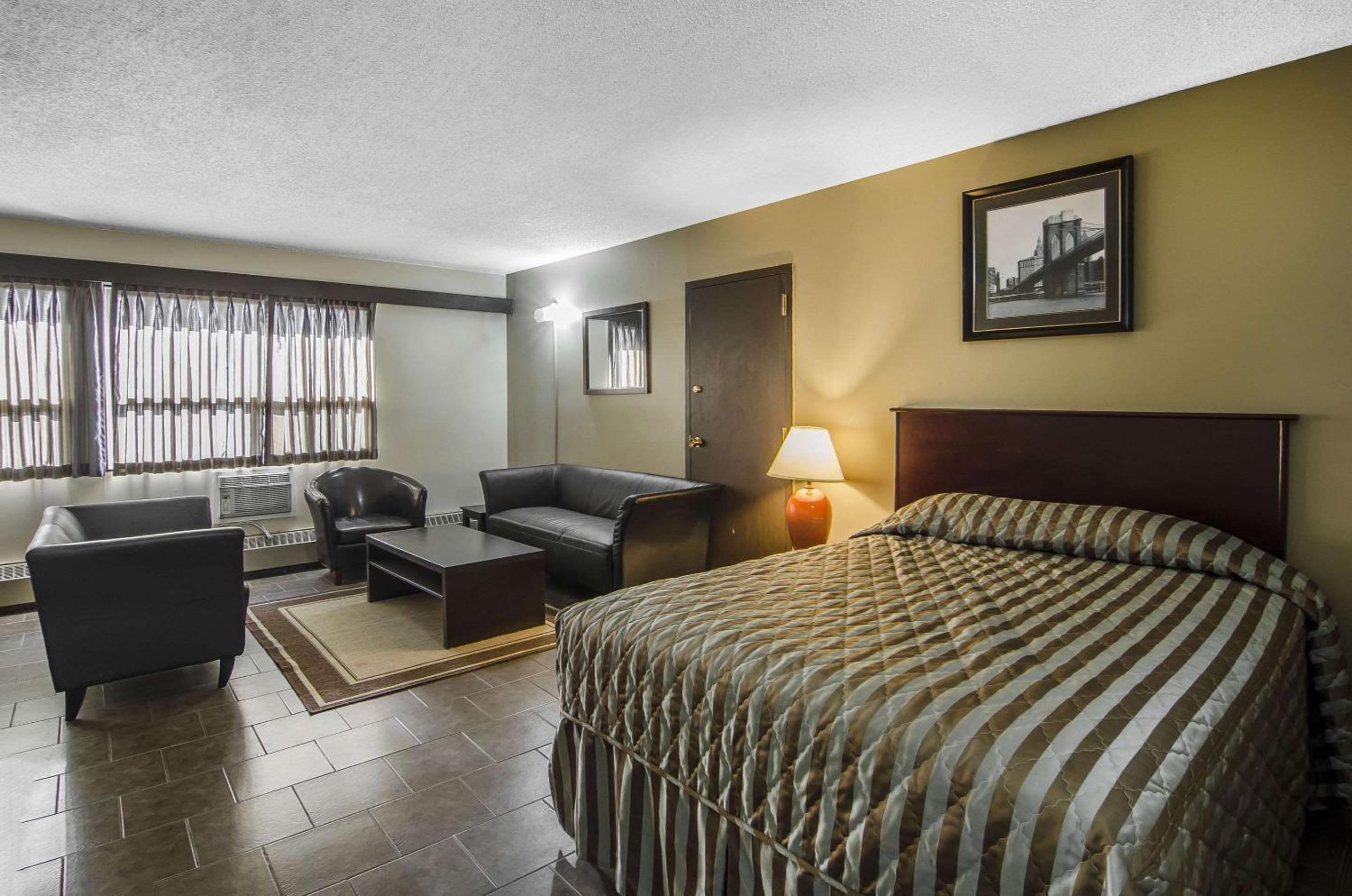 Queen Suite - Photo 2