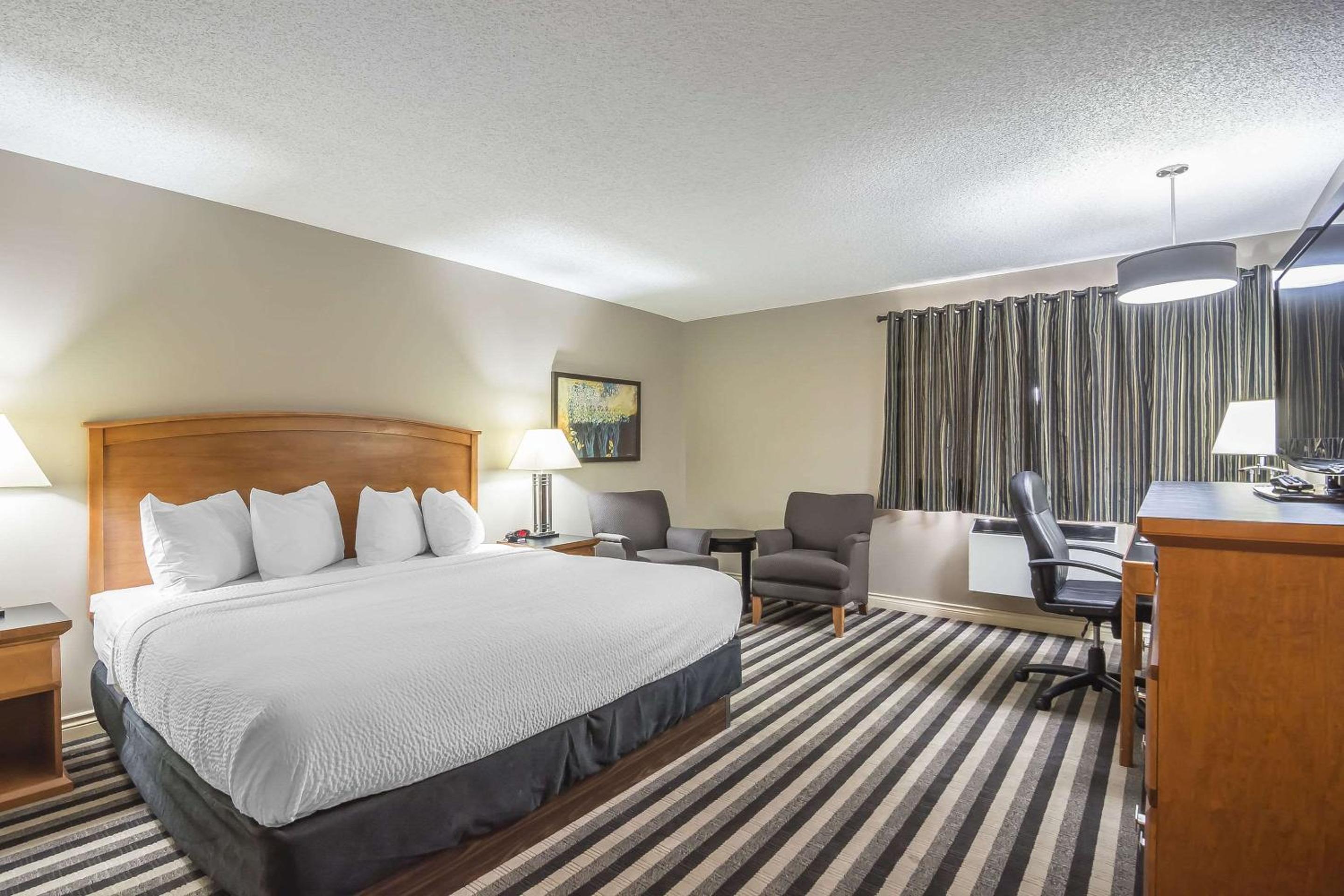 Executive King Room - Non-Smoking - Photo 2