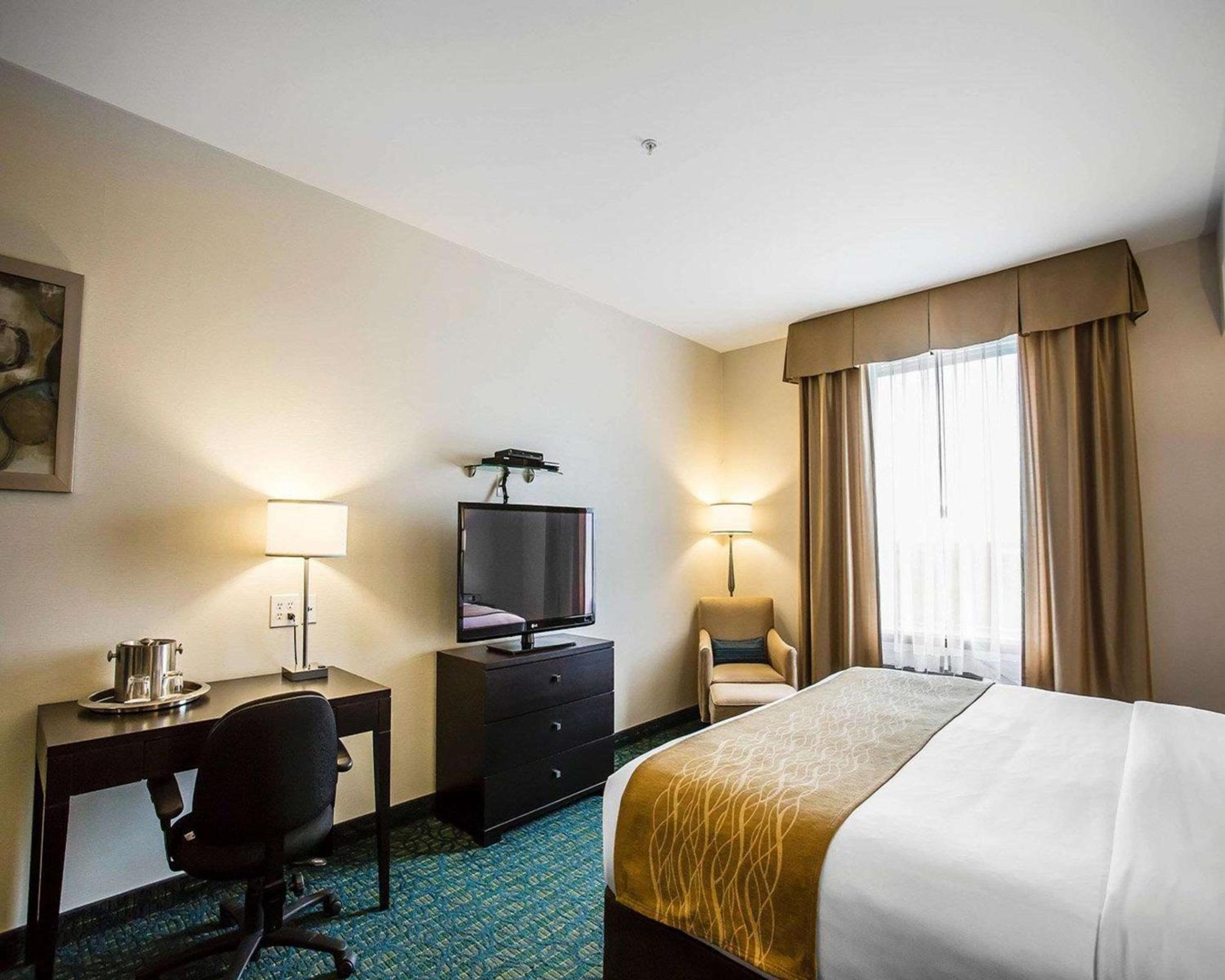 King Room - Non-Smoking - Photo 3
