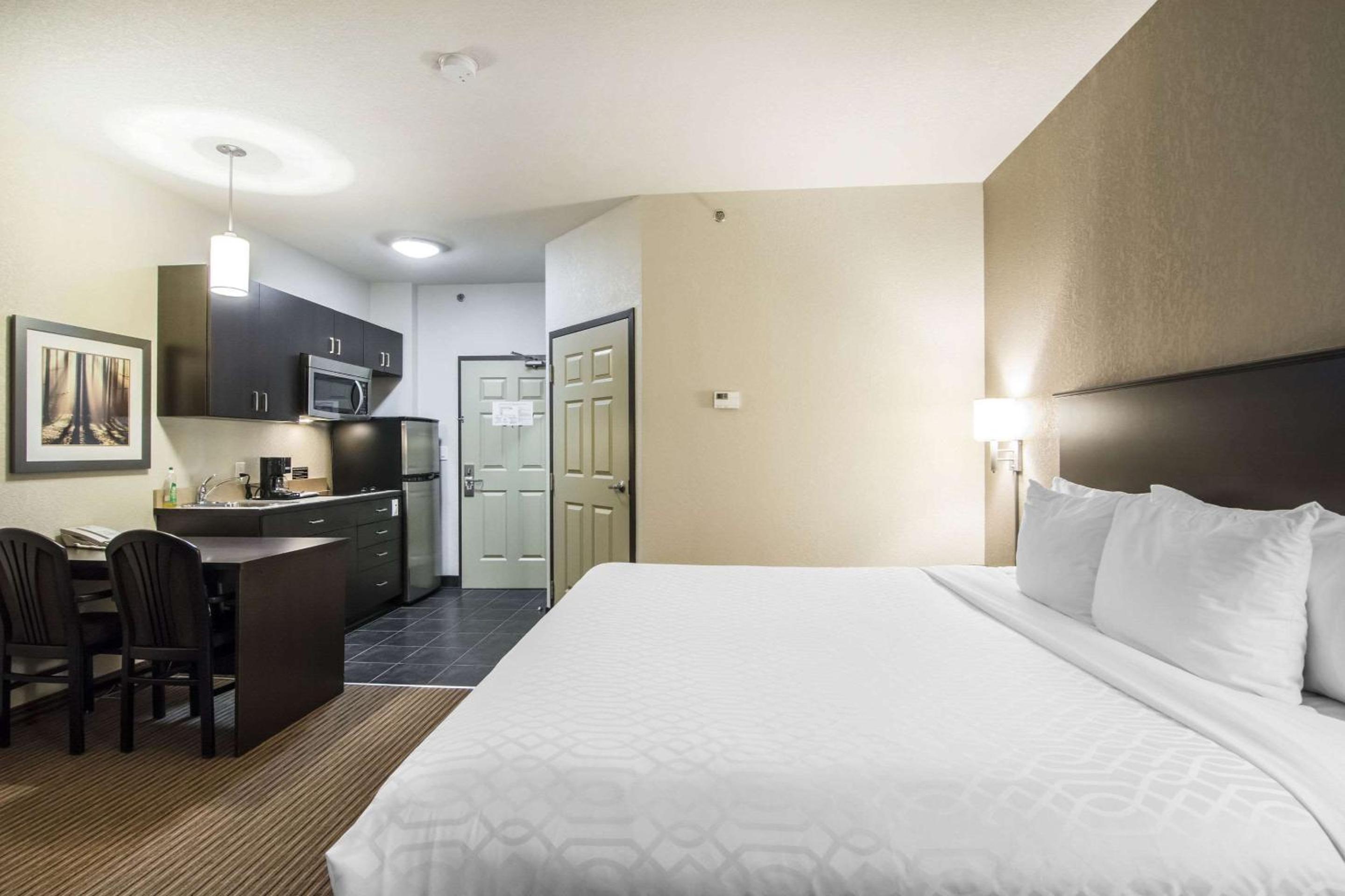 King Room - Non-Smoking - Photo 2